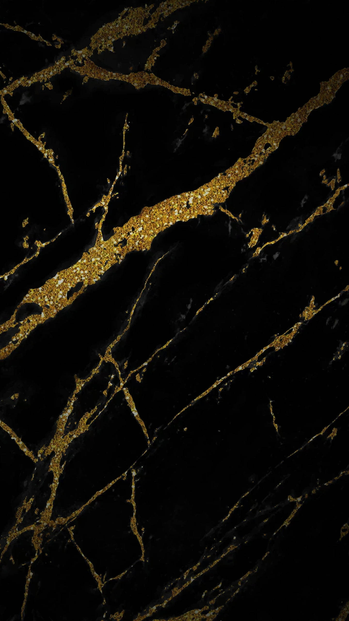 Black And Gold Marble 桌布 壁紙 — 優雅的黑大理石，表面流動著閃爍的金色紋理，呈現有機圖案。