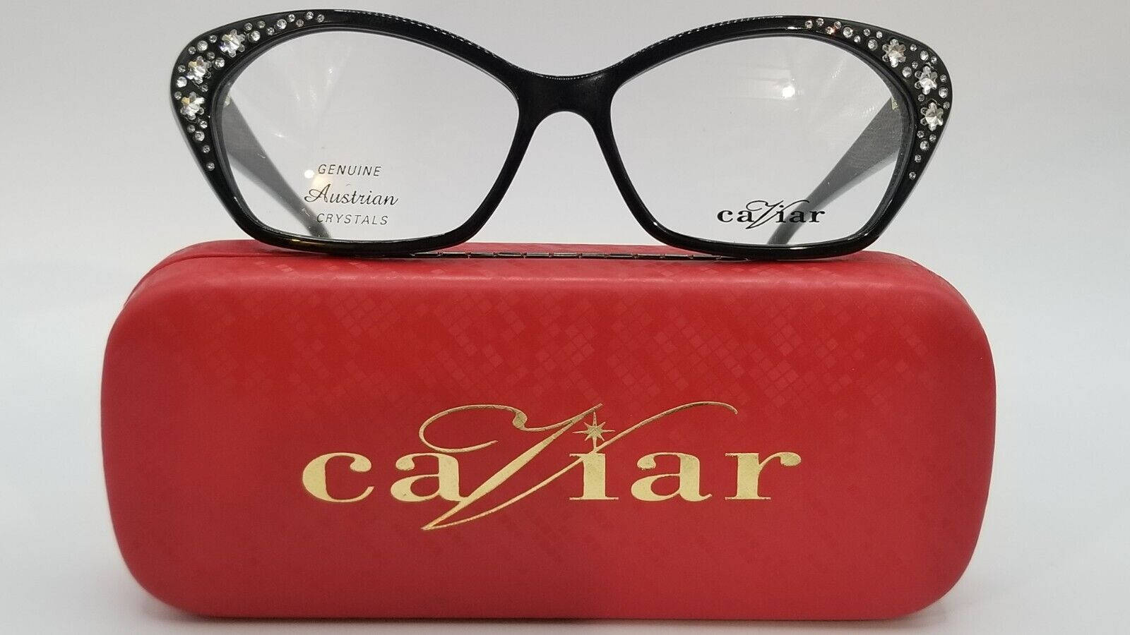 glasses 桌布 壁紙 — 優雅的黑框眼鏡綴以閃爍水晶，放在一個帶有金色魚子醬字樣的紋理紅色眼鏡盒上。