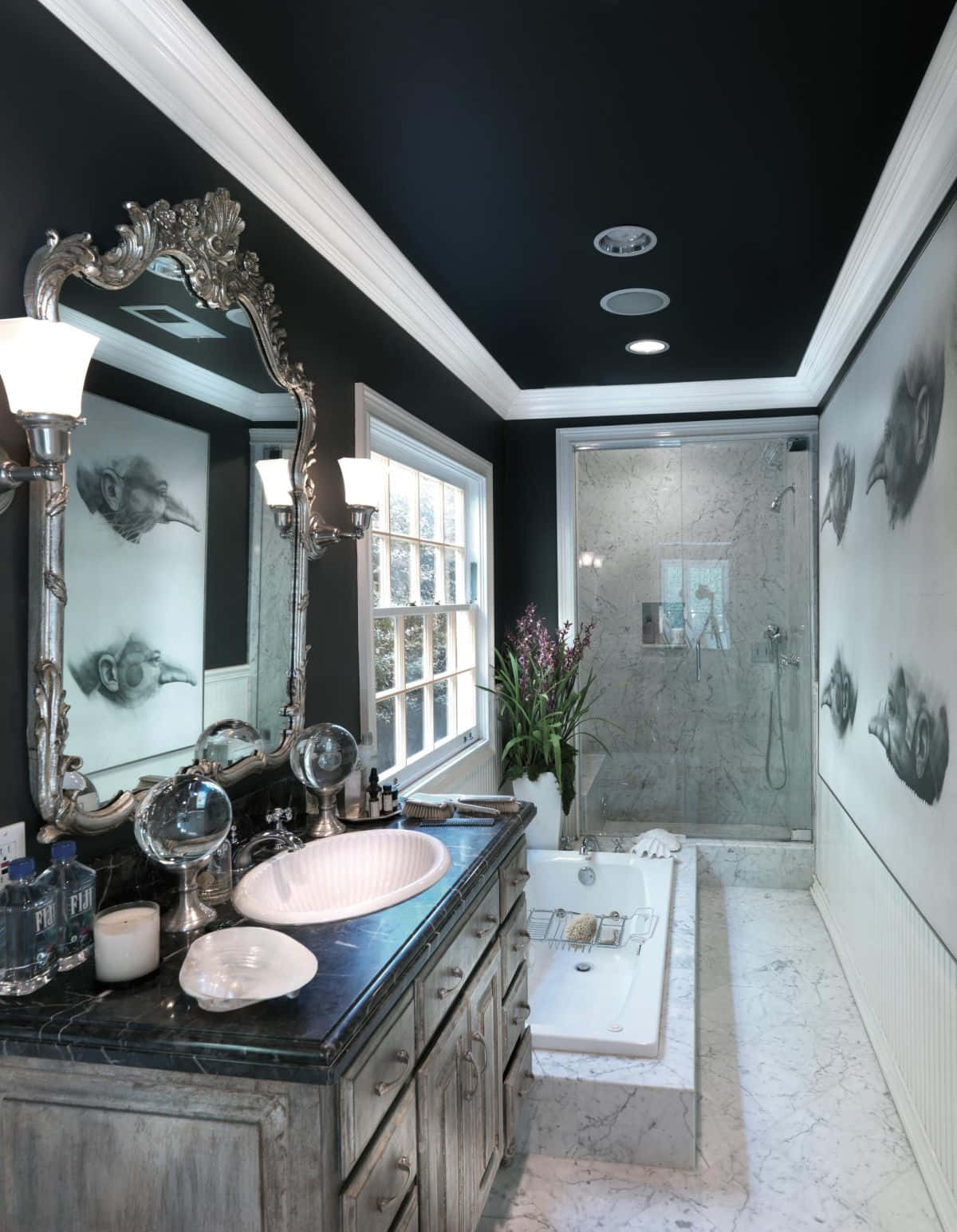 Bathroom Decor 桌布 壁紙 — 優雅的黑白浴室，配有裝飾鏡、大理石地板和玻璃淋浴間。