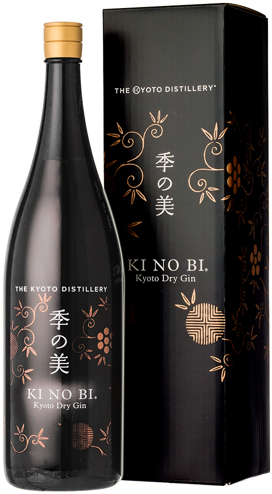 黑色 桌布 壁紙 — 優雅的黑色京都乾琴酒瓶和盒子，帶有金色花卉圖案和日文字體，襯托在純黑背景上。