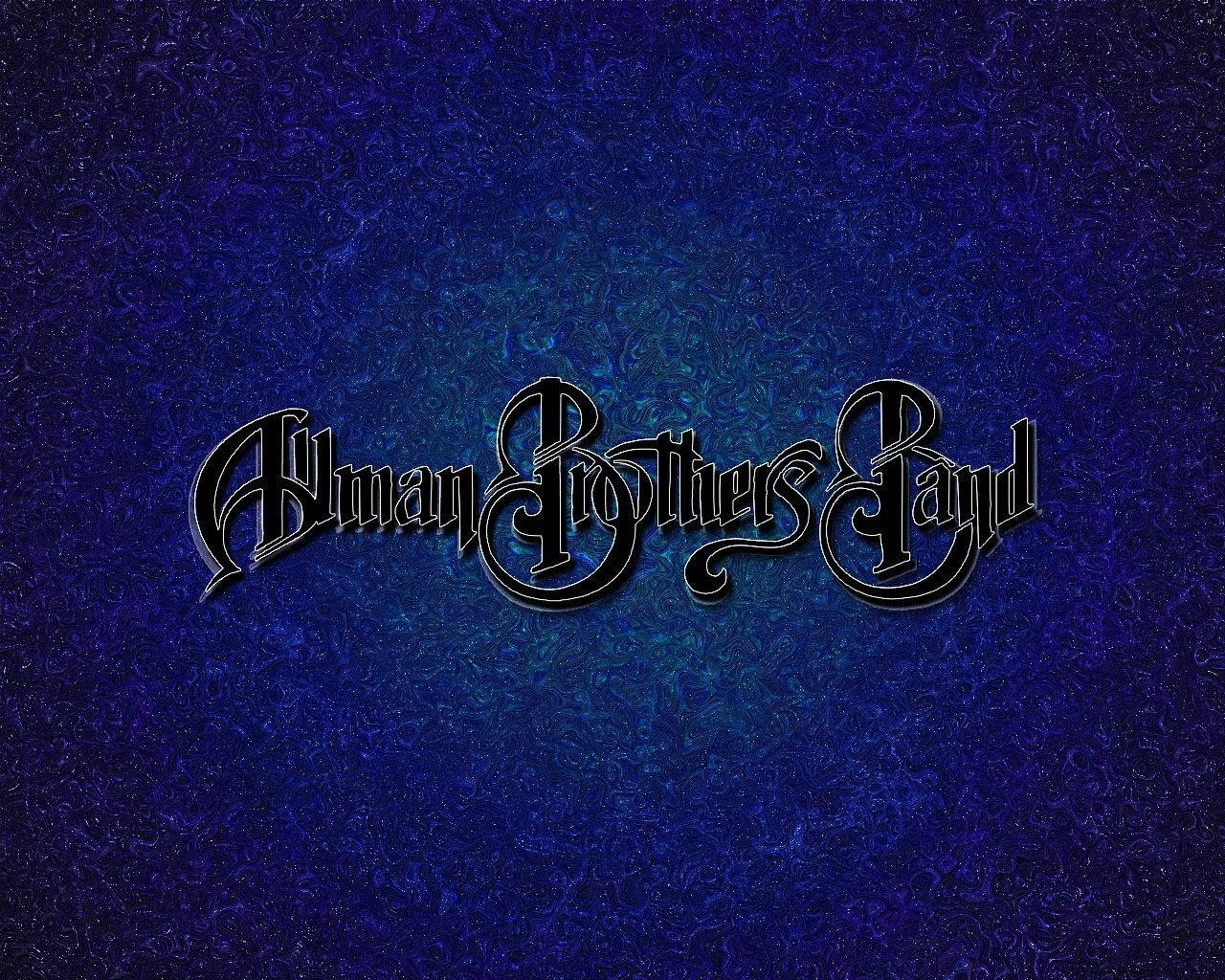 band 桌布 壁紙 — 優雅的黑色哥德式字體在紋理漸變藍色背景上顯示「Alman Brothers Band」。