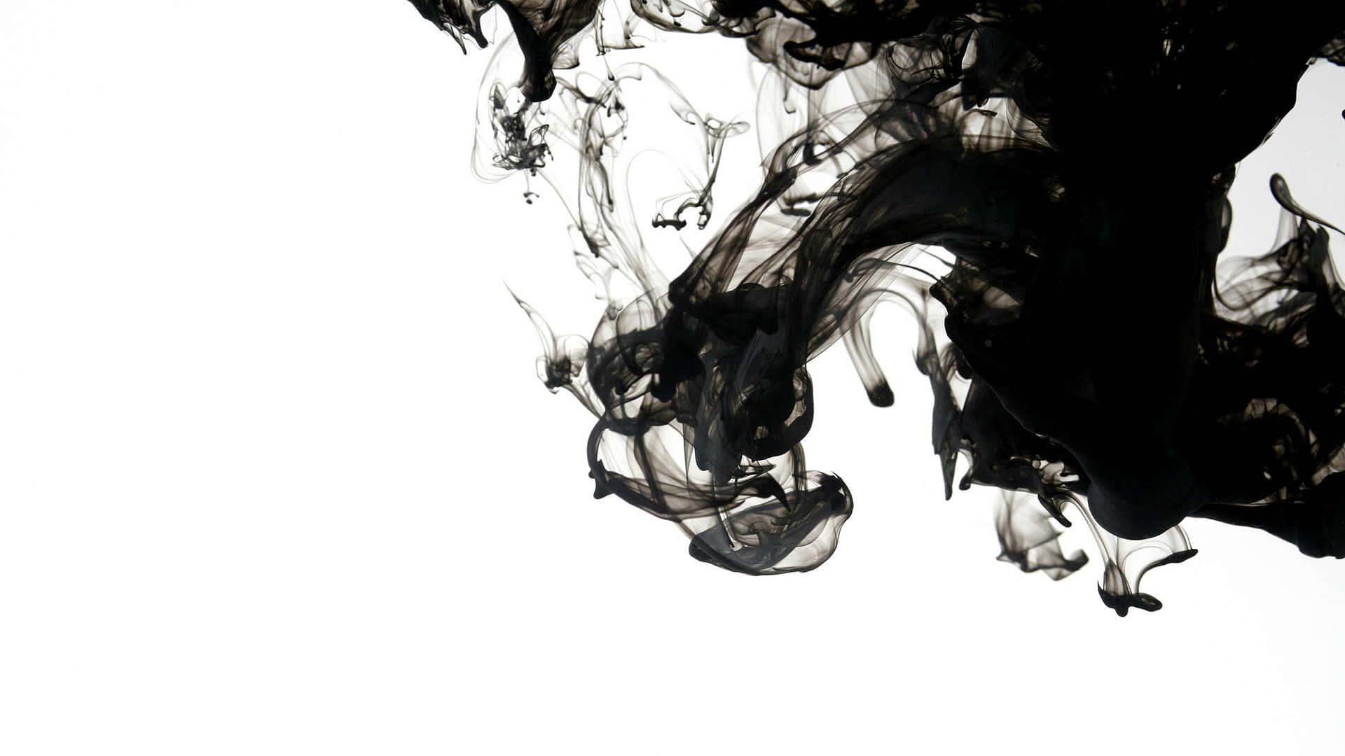 Black Smoke 桌布 壁紙 — 優雅的黑色墨水漩渦在純白背景上層層流瀉，營造出戲劇性的抽象動感。