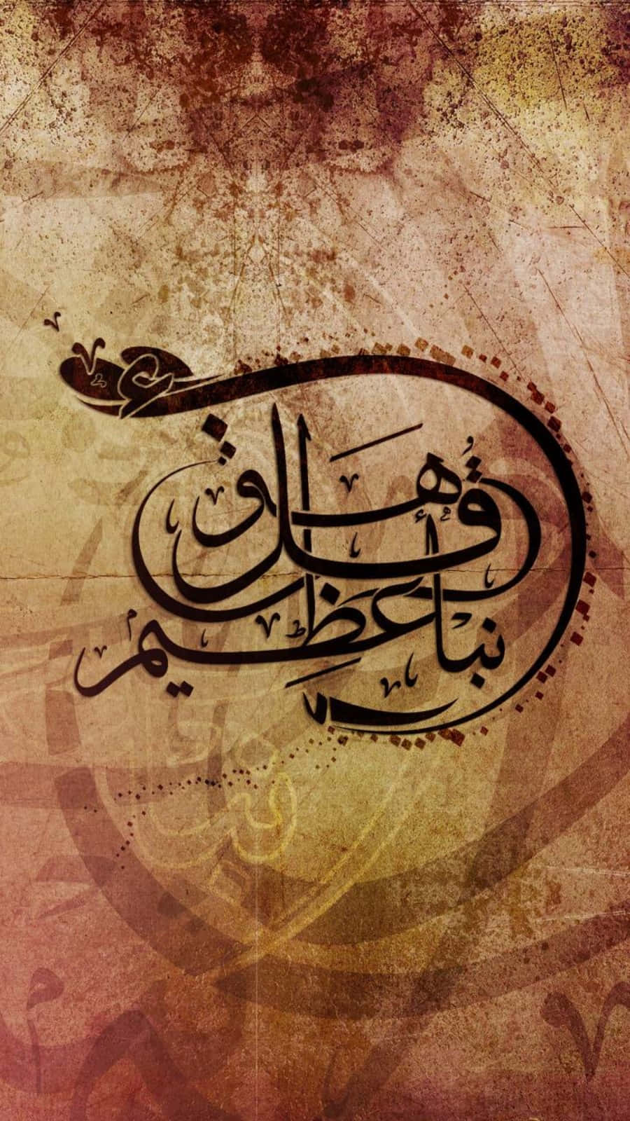 arabic 桌布 壁紙 — 優雅的黑色墨水阿拉伯書法在帶有溫暖大地色調和微妙抽象圖案的紋理復古羊皮紙上流動。