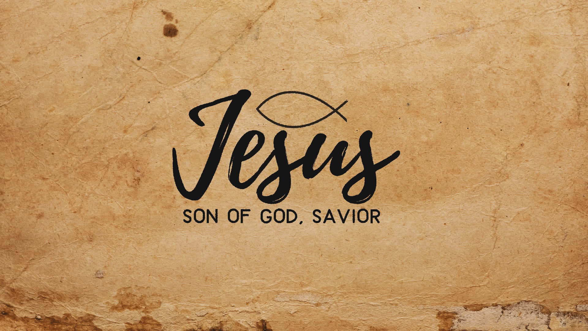 Son Of God 桌布 壁紙 — 優雅的黑色字體在紋理陳舊的羊皮紙背景上寫著耶穌神之子救世主。