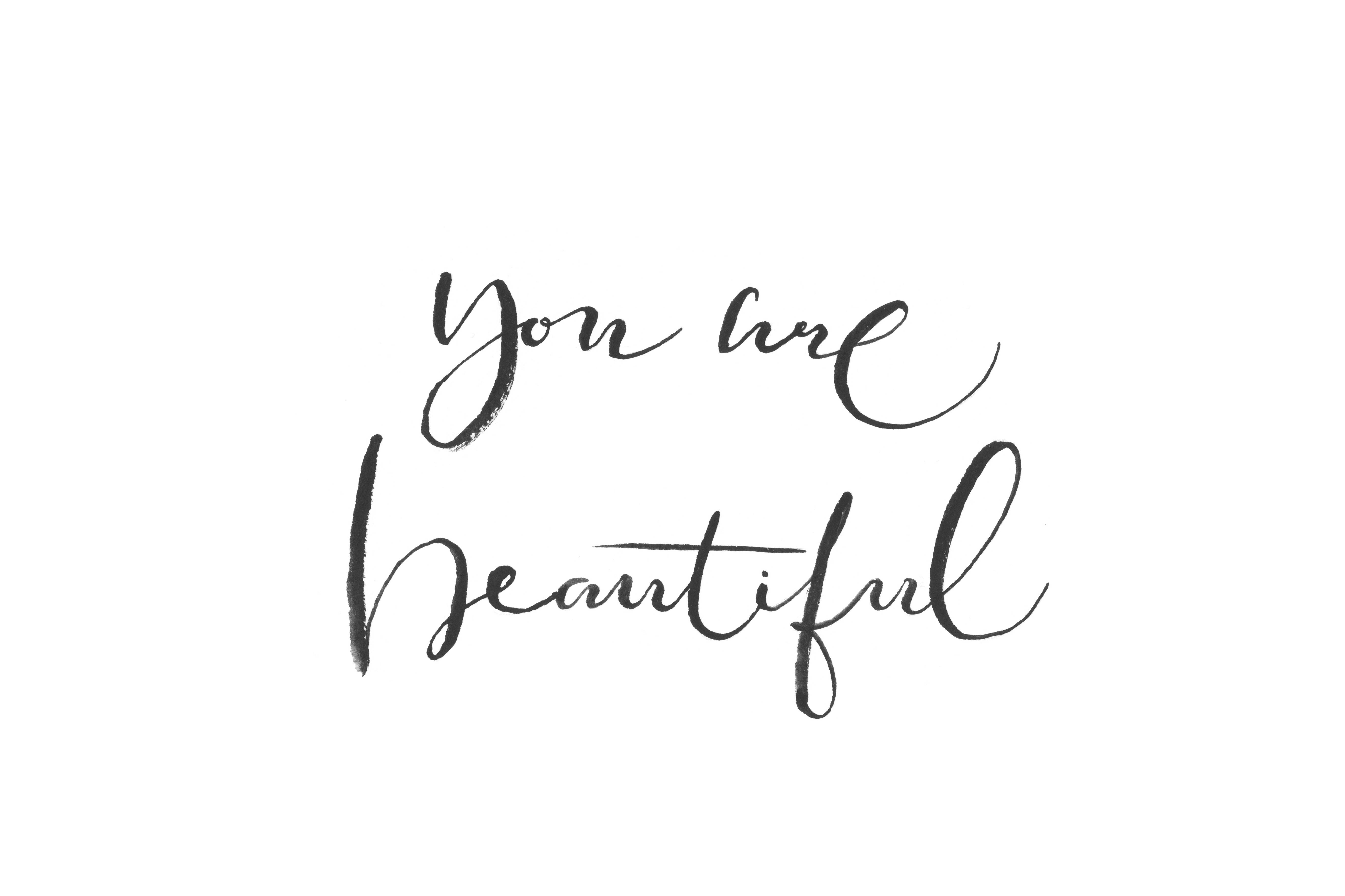 You Are Beautiful 桌布 壁紙 — 優雅的黑色畫筆字體在潔白背景上寫著「你很美」。