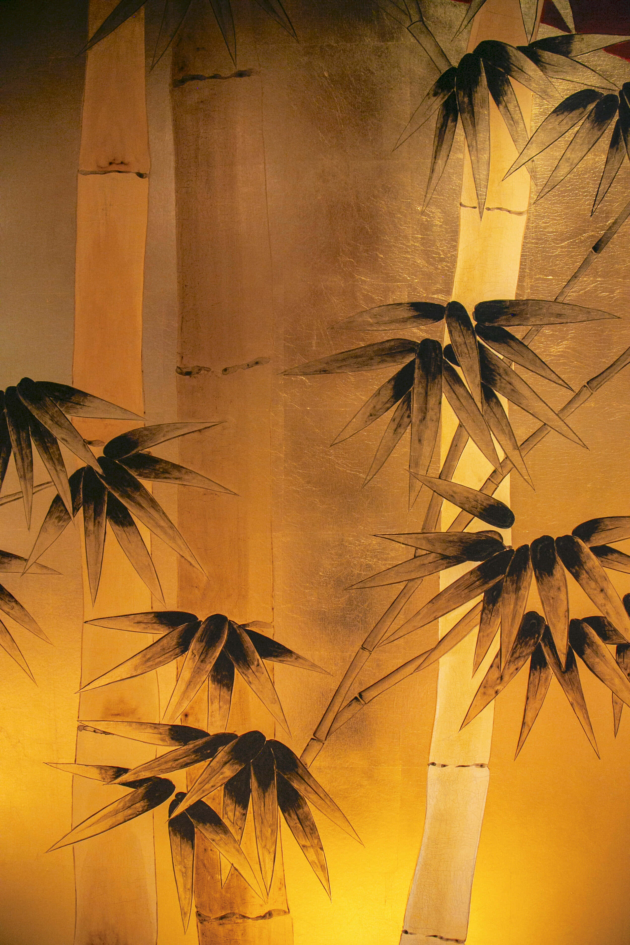 Chinese Bamboo 桌布 壁紙 — 優雅的黑色竹莖和葉子在溫暖的金色紋理背景上形成對比，呈現傳統日本藝術風格。