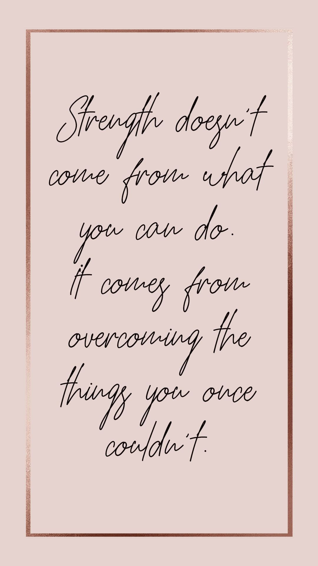 Inspirational Quotes 桌布 壁紙 — 優雅的黑色草書名言，以玫瑰金框鑲嵌在柔和腮紅背景上，激勵韌性和內在力量。