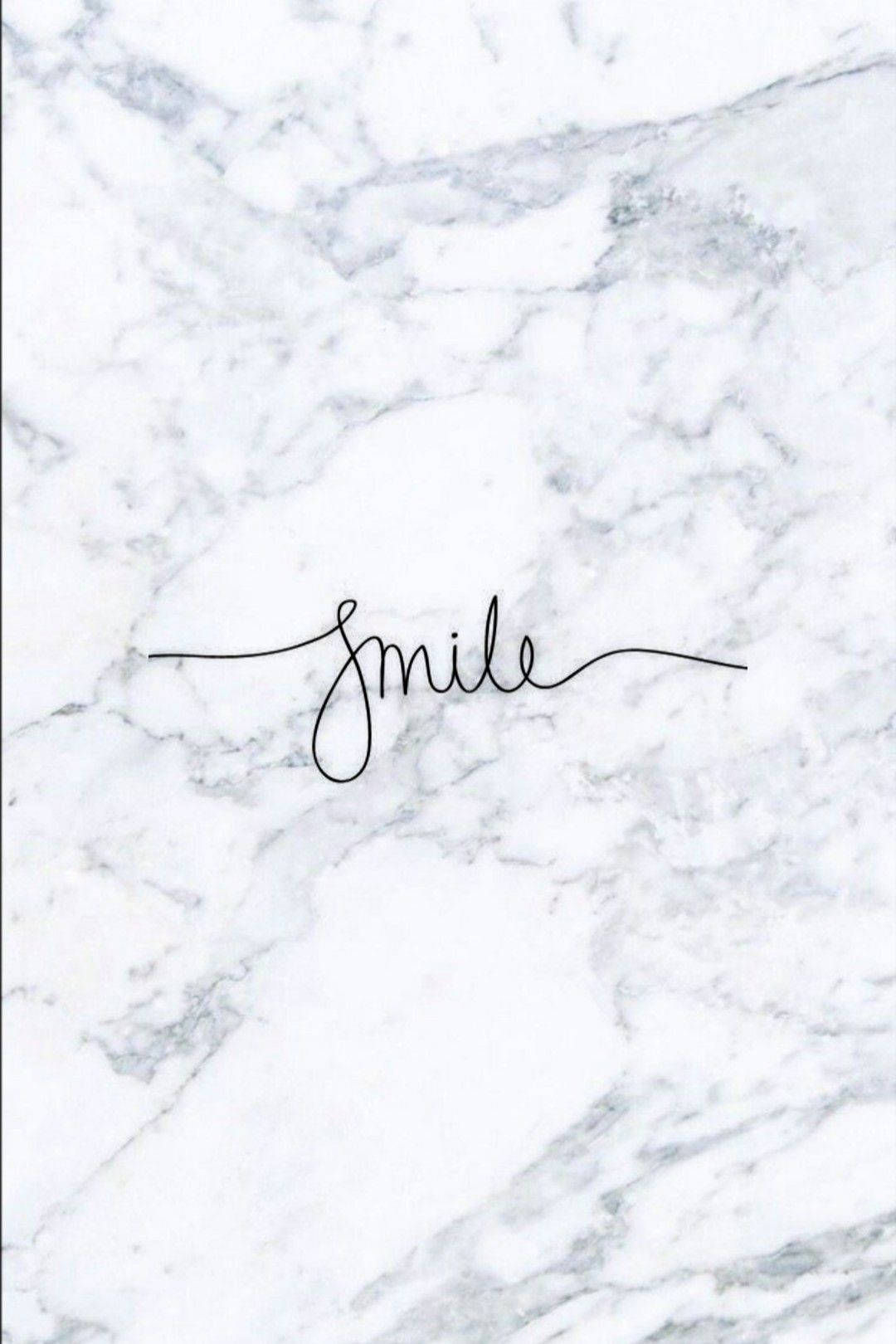 黑白 桌布 壁紙 — 優雅的黑色草書單詞「smile」居中於白色和灰色紋理大理石背景上。
