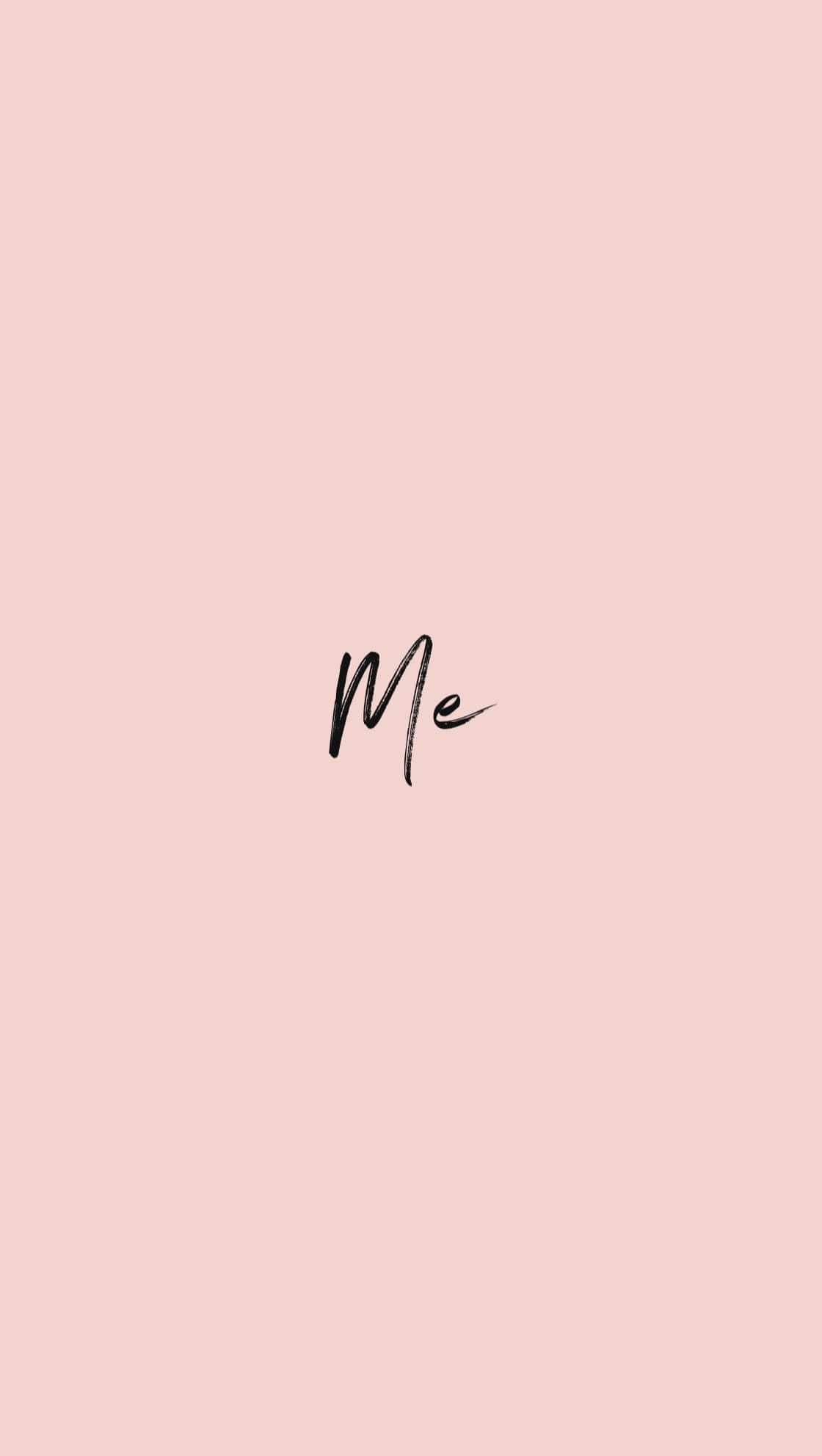 Instagram 桌布 壁紙 — 優雅的黑色草書字體「Me」居中顯示在柔和的淡粉紅色背景上。