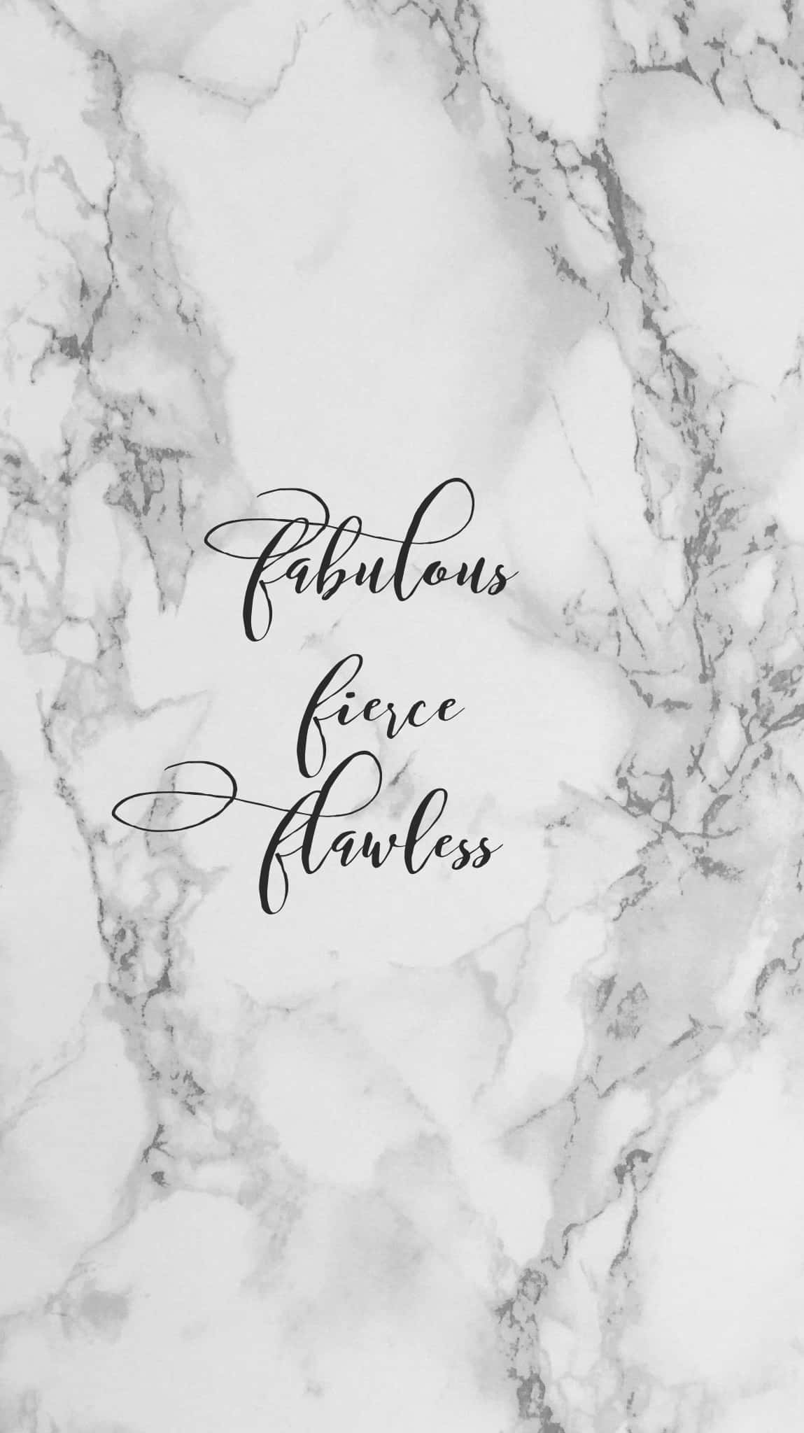 Marble Quotes 桌布 壁紙 — 優雅的黑色草書文字「fabulous fierce flawless」疊加在帶有灰色紋理的白色大理石背景上。