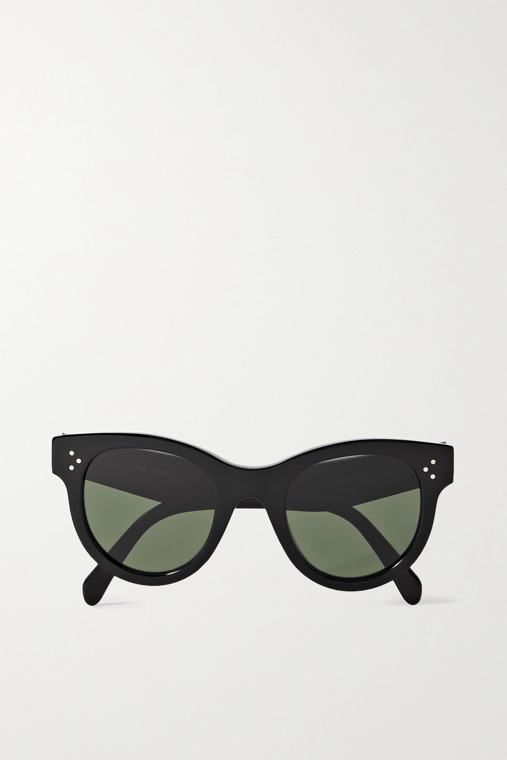 黑色 桌布 壁紙 — 優雅的黑色貓眼太陽眼鏡，搭配綠色鏡片和銀色鉚釘，居中放置在簡約白色背景上。