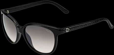 Gucci 桌布 壁紙 — 優雅的黑色貓眼太陽眼鏡，配備漸層鏡片和低調的金屬裝飾，襯托在純黑背景上。