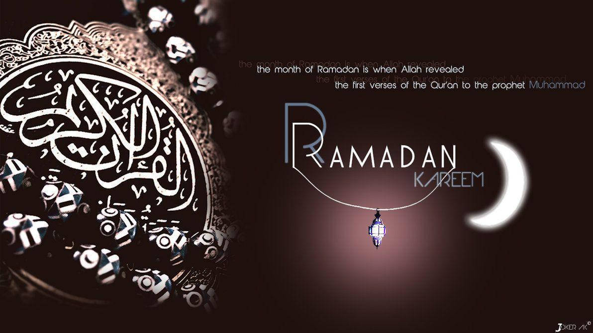 Ramadan 桌布 壁紙 — 優雅的齋月壁紙，帶有阿拉伯書法、新月和掛燈，背景為深色。