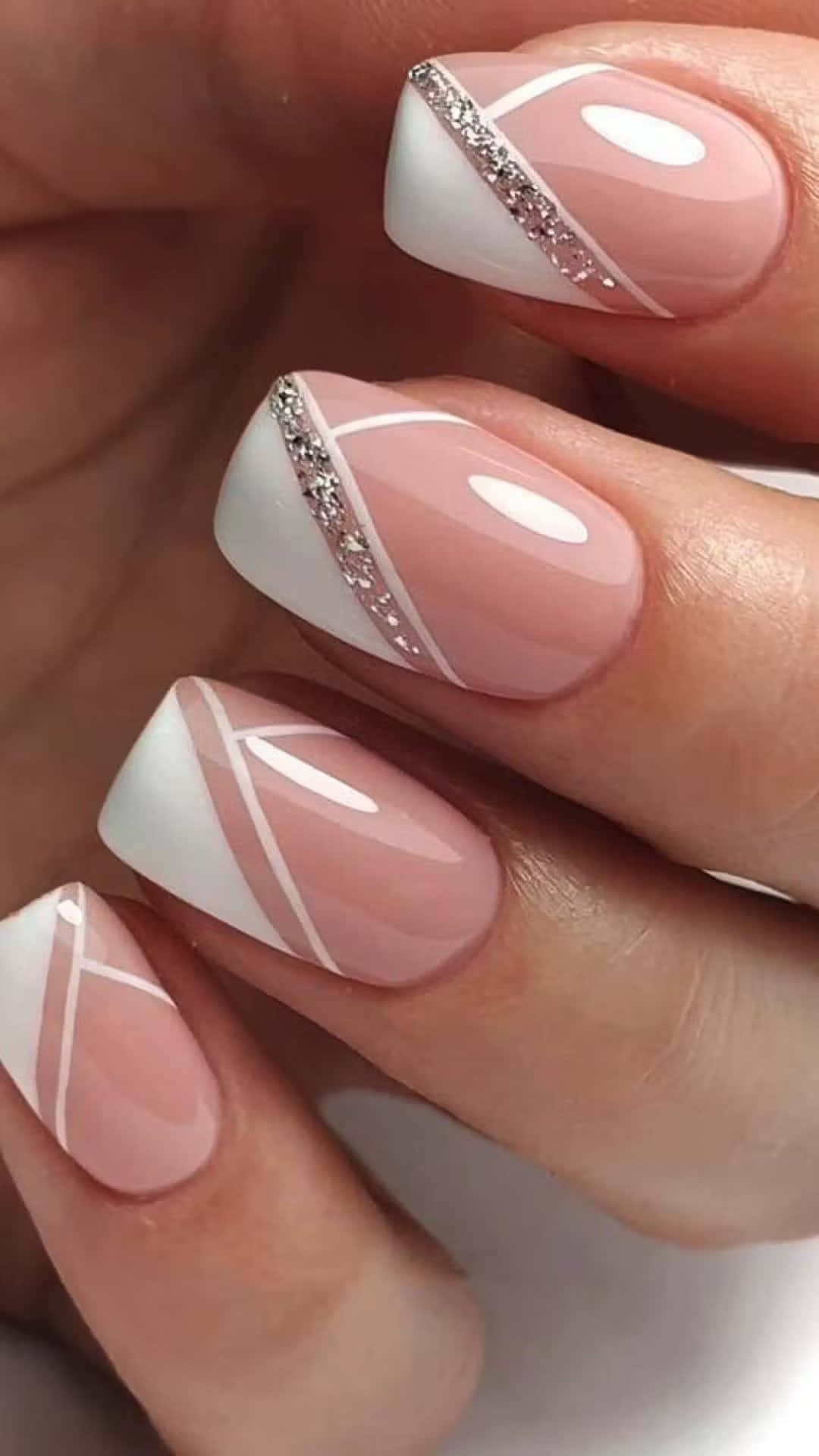 Pink Nail Art 桌布 壁紙 — 優雅粉白幾何美甲特寫，沿對角線鑲嵌閃亮水鑽。