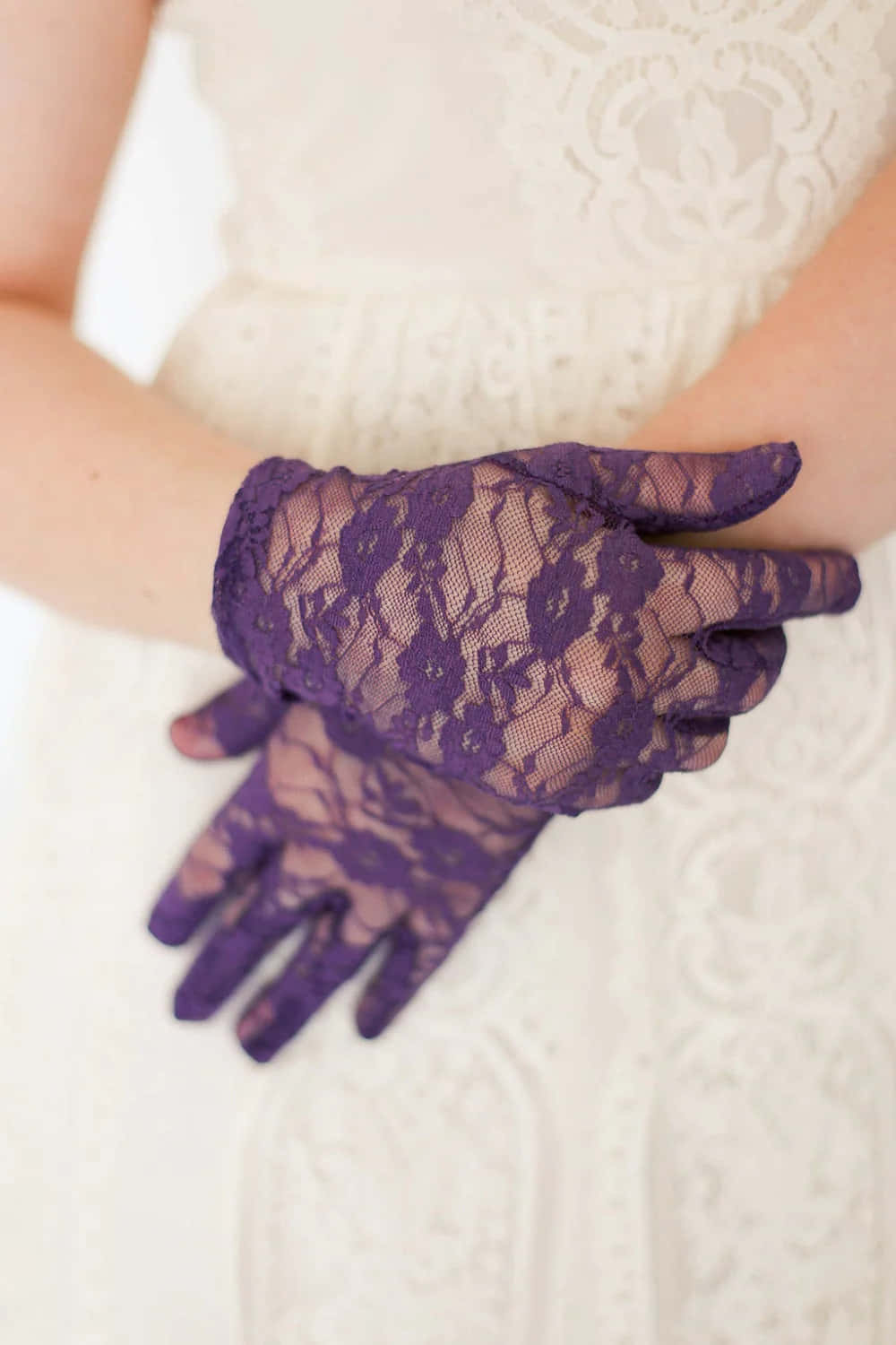 Purple Gloves 桌布 壁紙 — 優雅紫色蕾絲手套戴在手上，雙手放在白色蕾絲連衣裙上的特寫。