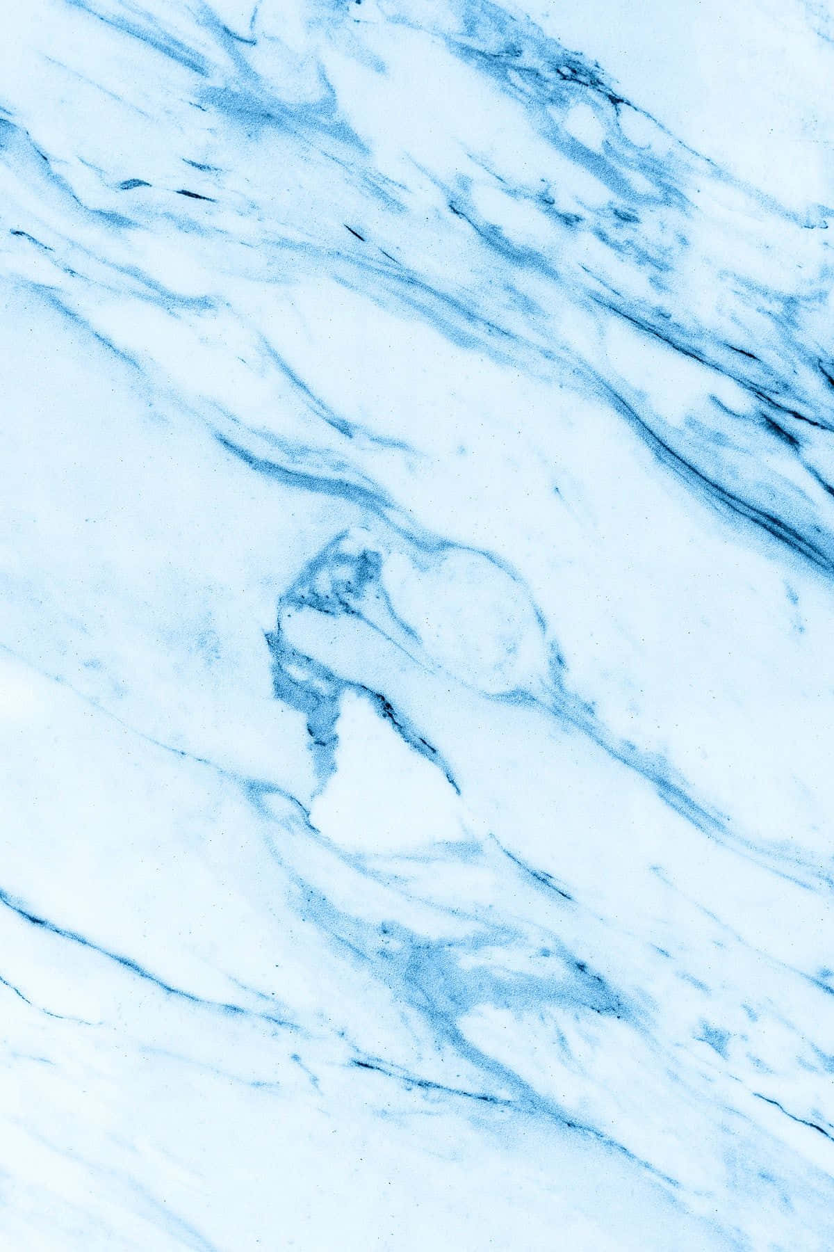 Blue Marble 桌布 壁紙 — 優雅藍白大理石近距離特寫，帶有流動紋理和細微灰色點綴。