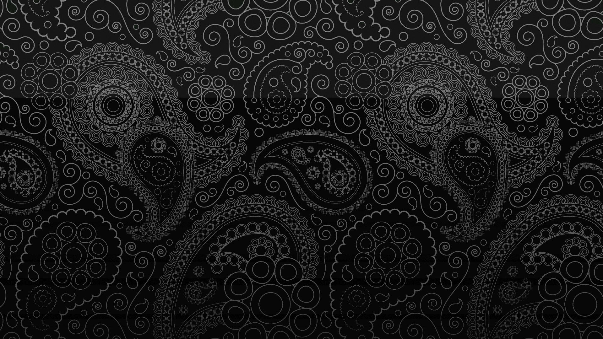 Paisley 桌布 壁紙 — 優雅複雜的銀色佩斯利圖案在深黑色背景上旋轉，營造出奢華的裝飾質感。