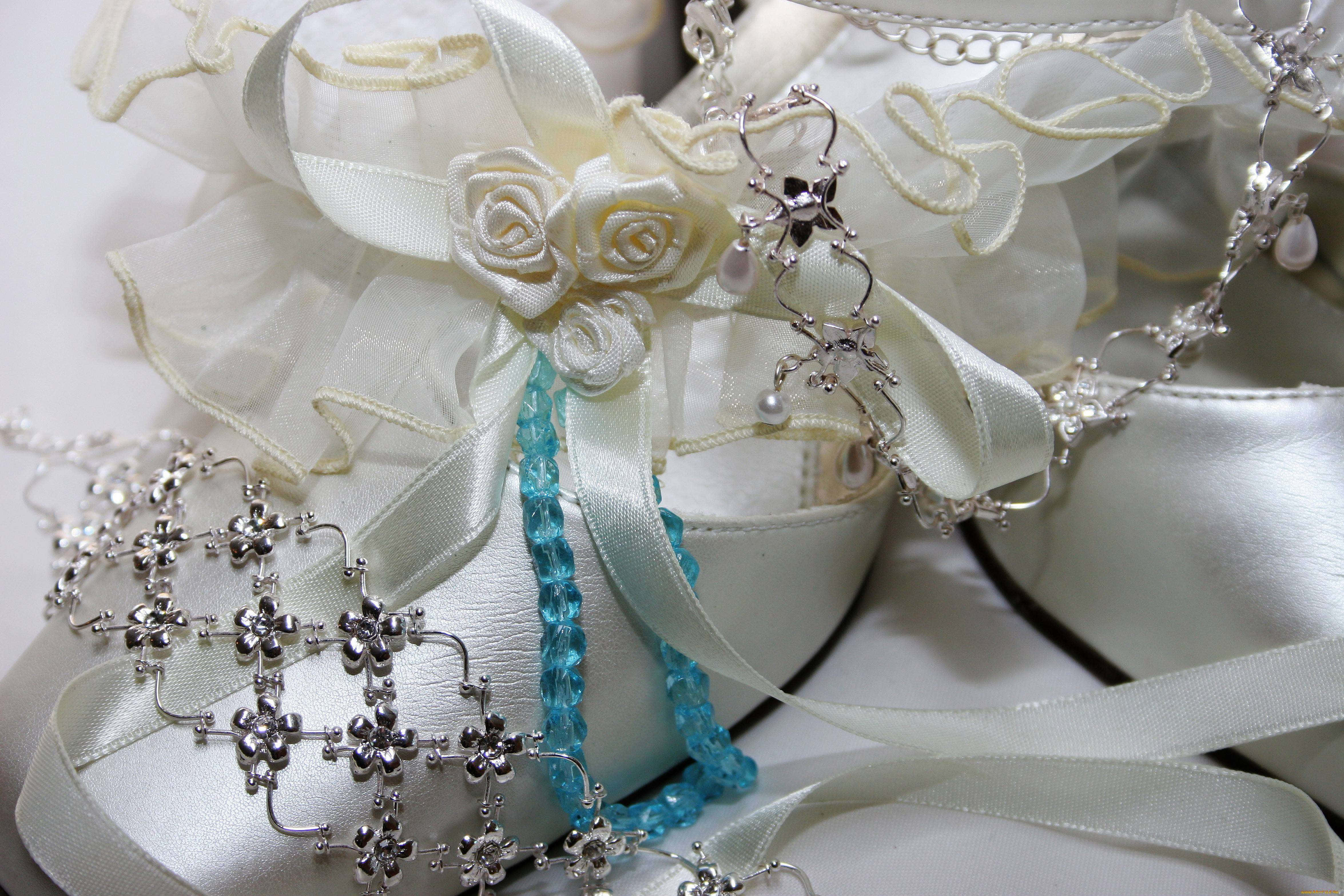 Jewelry Design 桌布 壁紙 — 優雅象牙色婚鞋近照，飾有緞帶、珍珠和藍色珠飾。