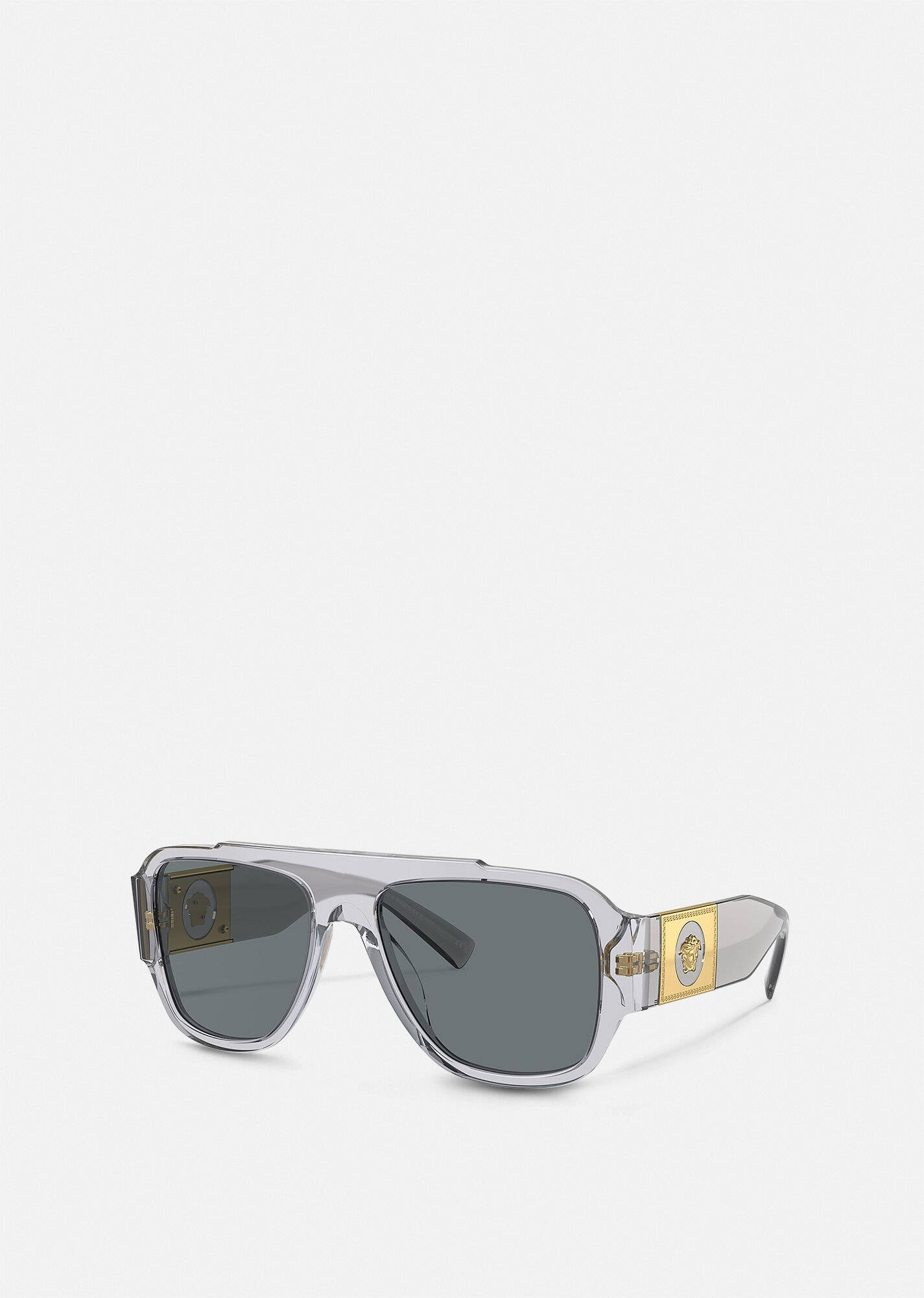Sunglasses 桌布 壁紙 — 優雅透明框太陽眼鏡，飾有金色 Medusa 標誌和深灰色鏡片，背景為純白色。