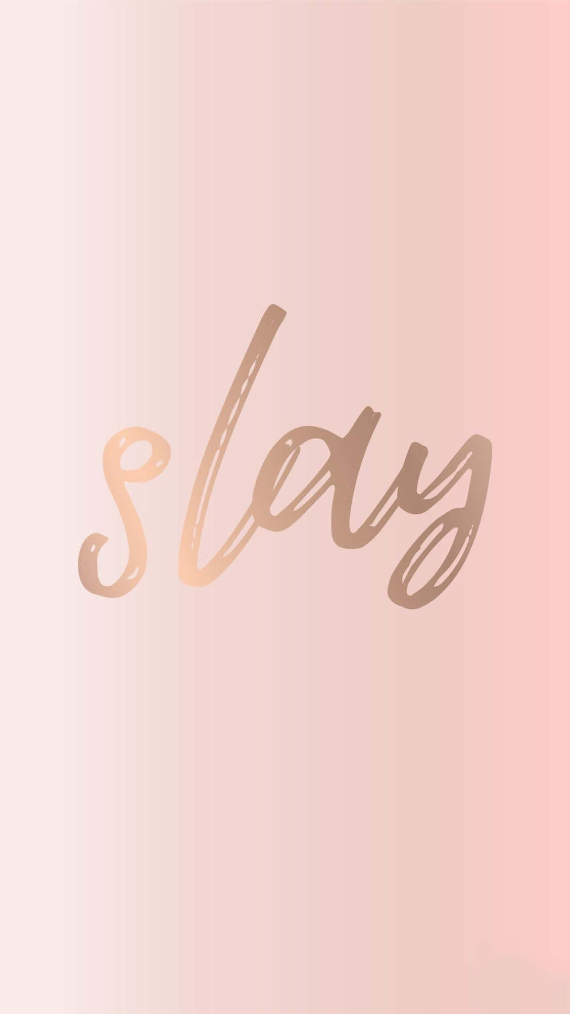 美學 桌布 壁紙 — 優雅金色草書的「slay」一詞漂浮在柔和的腮紅粉紅和奶油漸變背景上。