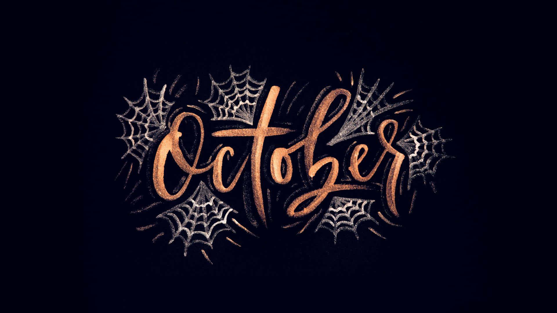 可愛萬聖節 桌布 壁紙 — 優雅銅色字體書寫的「October」一詞，被複雜的銀色蜘蛛網環繞在深黑色背景上。