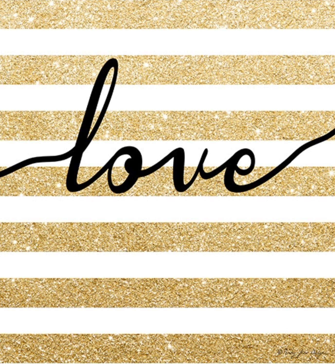 White Gold 桌布 壁紙 — 優雅黑色手寫字體的「love」字樣疊加在交替的金色閃粉和白色條紋上。