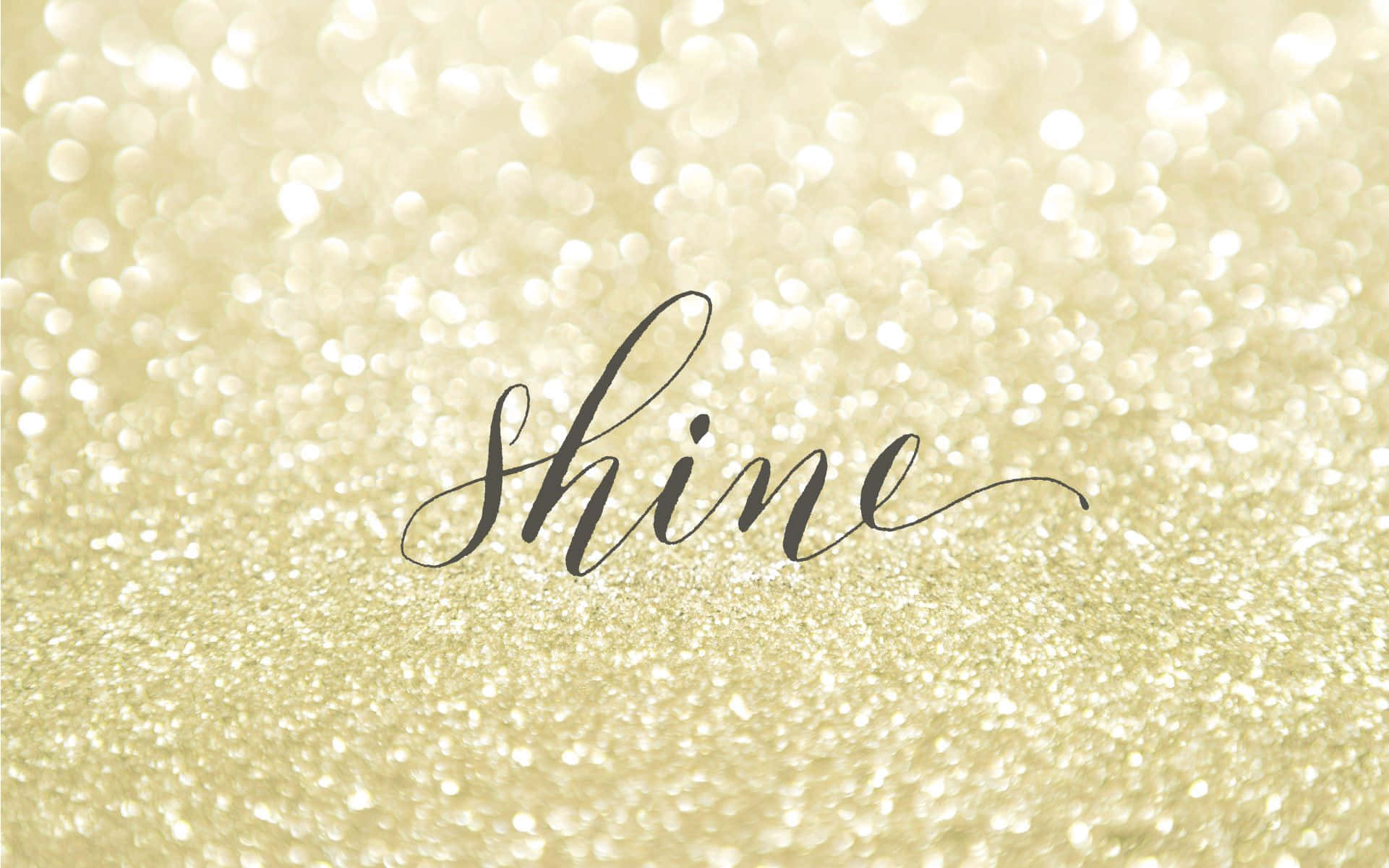 Rose Gold Quotes 桌布 壁紙 — 優雅黑色草書的「shine」一詞漂浮在閃耀的金色亮粉顆粒場上。
