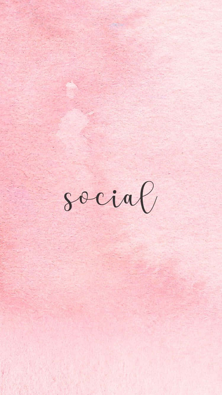 Social 桌布 壁紙 — 優雅黑色草書的「social」一詞漂浮在柔軟紋理的粉紅色水彩背景上。