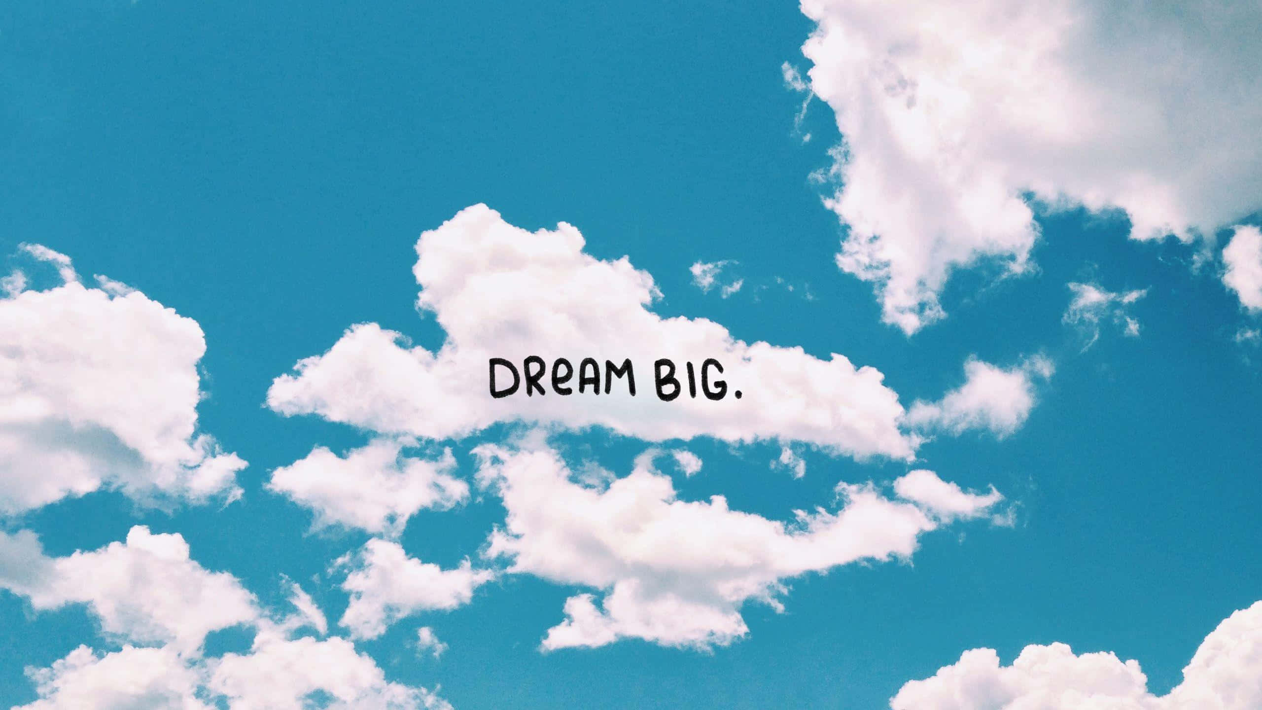 淺藍色 桌布 壁紙 — 充滿 fluffy 白色雲朵的鮮豔藍天，上面有手寫短語 dream big。