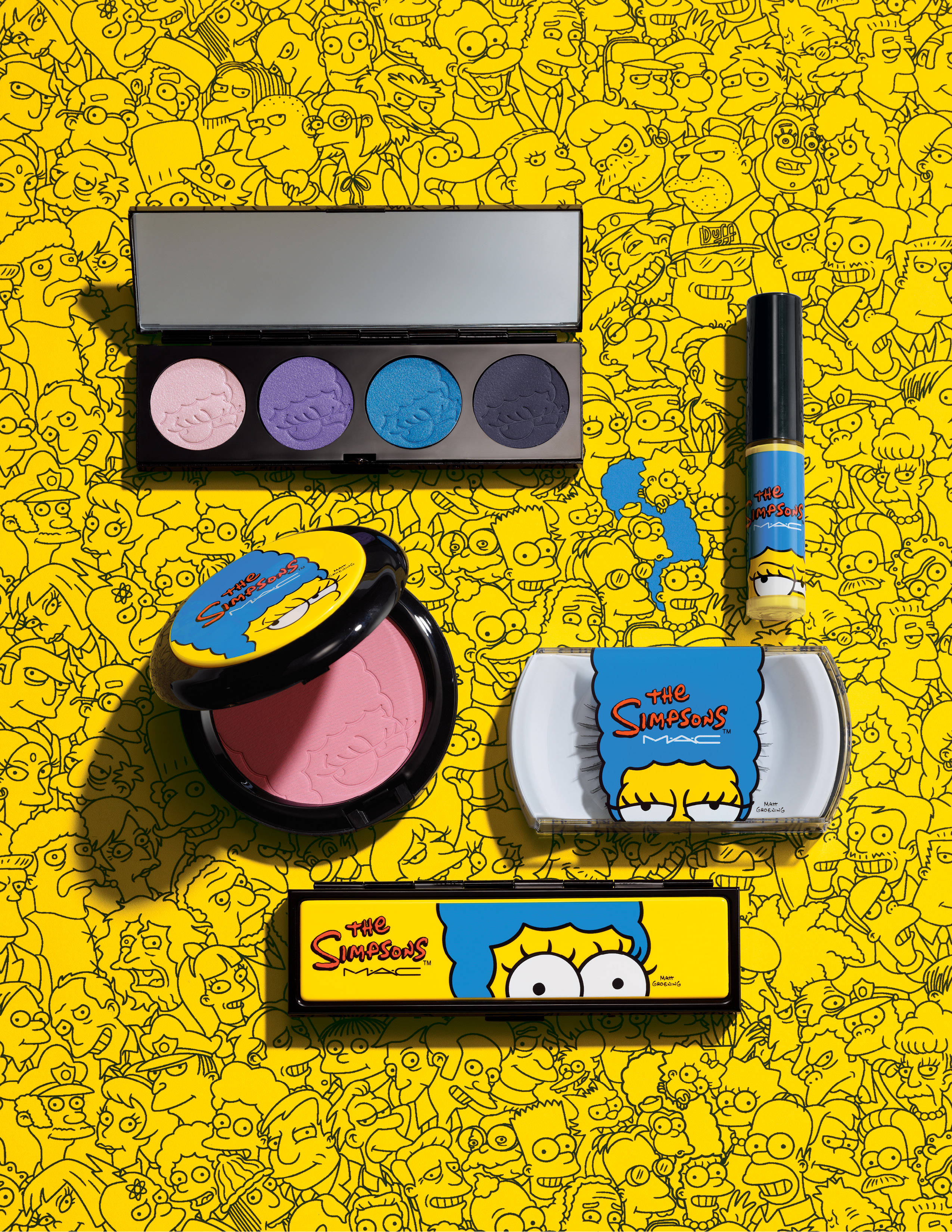 Cosmetics 桌布 壁紙 — 充滿《辛普森家庭》角色的鮮黃色背景，展示了一系列以標誌性角色設計為特色的MAC化妝品。