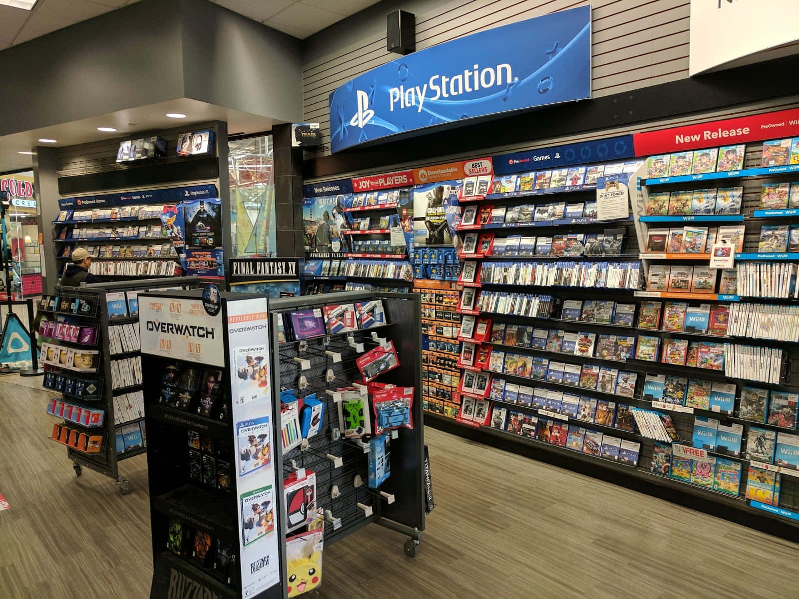 充滿大量電玩遊戲的遊戲商店 壁紙