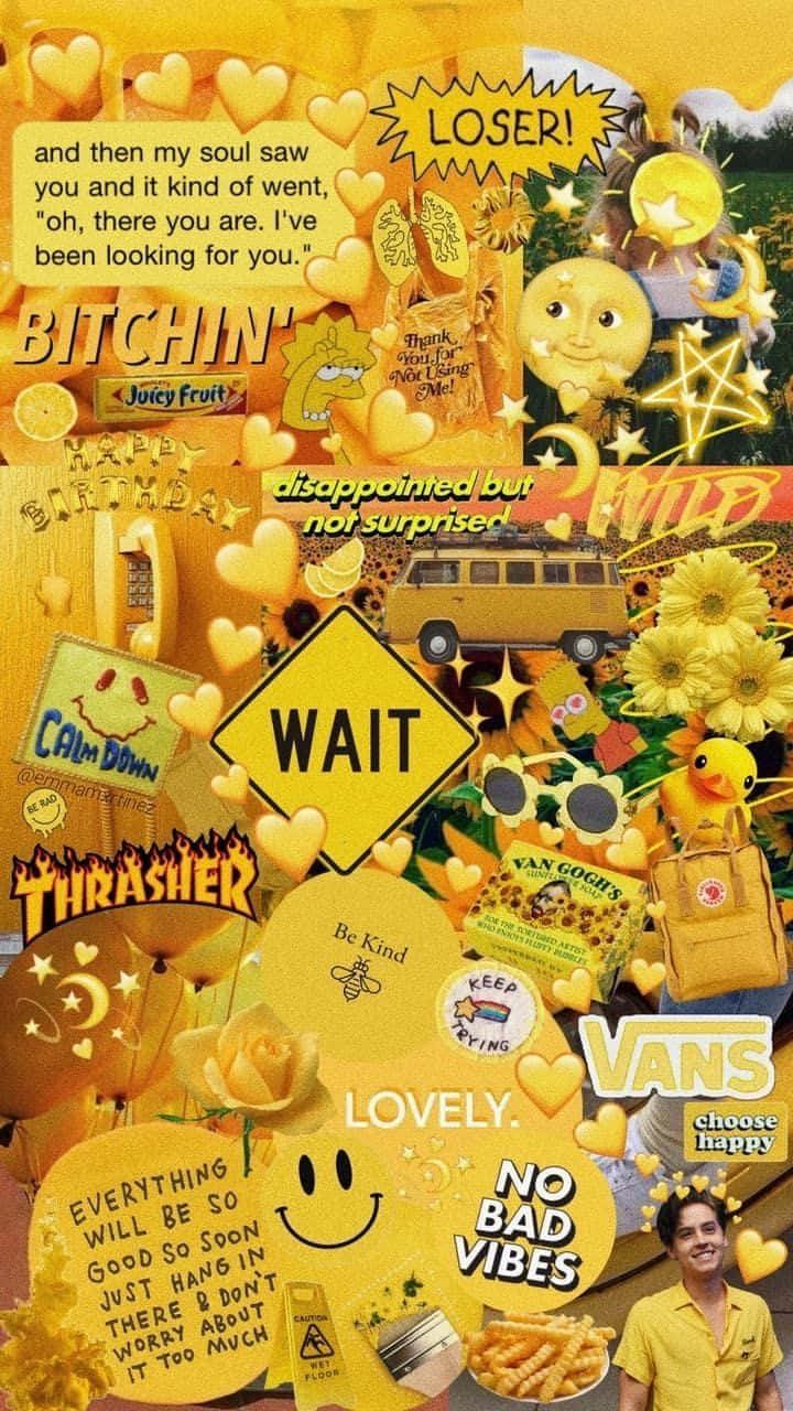 Yellow Aesthetic Collage 桌布 壁紙 — 充滿心形、語錄、貼紙和流行文化參考的鮮黃色拼貼畫，營造出混亂而歡樂的美學。