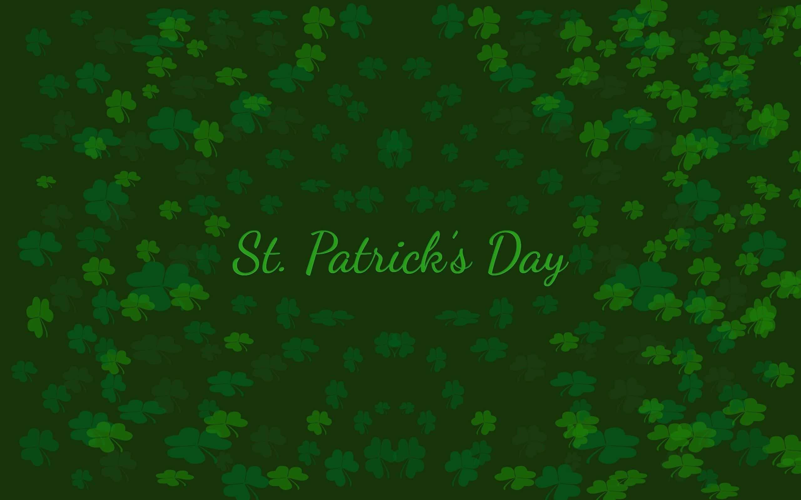 Saint Patricks Day 桌布 壁紙 — 充滿散落三葉草和草書聖派翠克節文字的節日綠色背景。