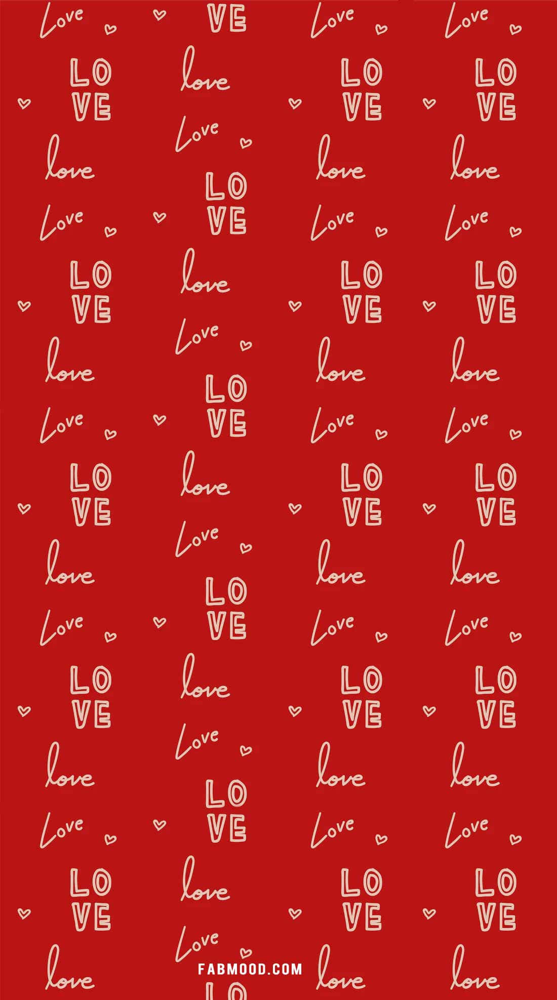 Red Cute Aesthetic 桌布 壁紙 — 充滿散落白色手寫愛情文字和小愛心的重複圖案的鮮紅色桌布。