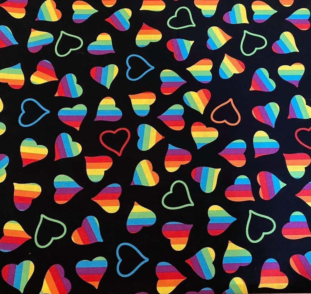 Rainbow Heart 桌布 壁紙 — 充滿活力和輪廓風格的彩虹心形散佈在深黑色背景上。