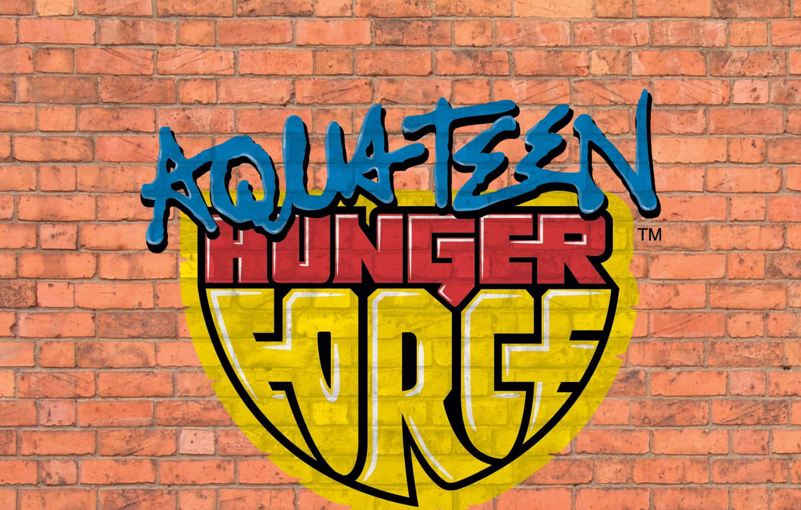 癢癢鼠戰隊 桌布 壁紙 — 充滿活力的「Aqua Teen Hunger Force」標誌以塗鴉風格繪製在紋理紅磚牆上。