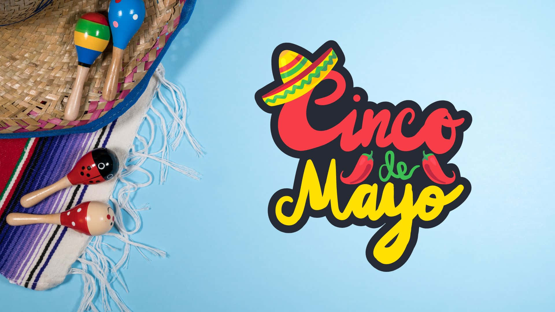 Cinco De Mayo 桌布 壁紙 — 充滿活力的 Cinco de Mayo 標誌，在淺藍色背景上，色彩繽紛的毯子上有沙槌和墨西哥闊邊帽。