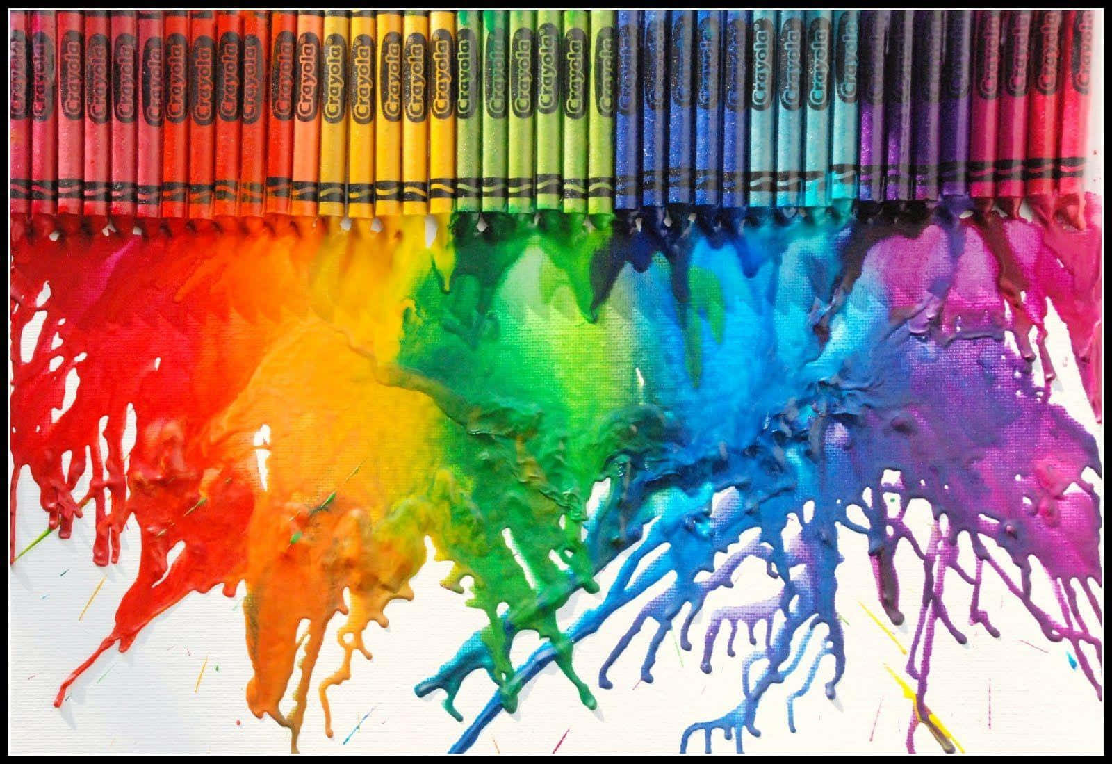 crayon 桌布 壁紙 — 充滿活力的 Crayola 蠟筆在白色畫布上融化，形成色彩繽紛的油漆飛濺彩虹。