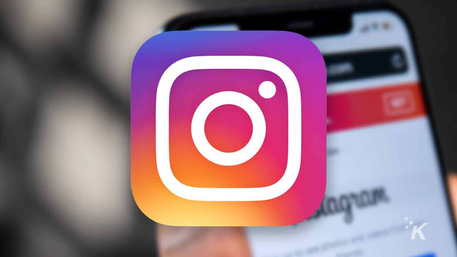 Logo Design 桌布 壁紙 — 充滿活力的 Instagram 應用程式圖標，帶有漸變紫色和橙色色調，居中顯示在模糊的智慧型手機螢幕上。