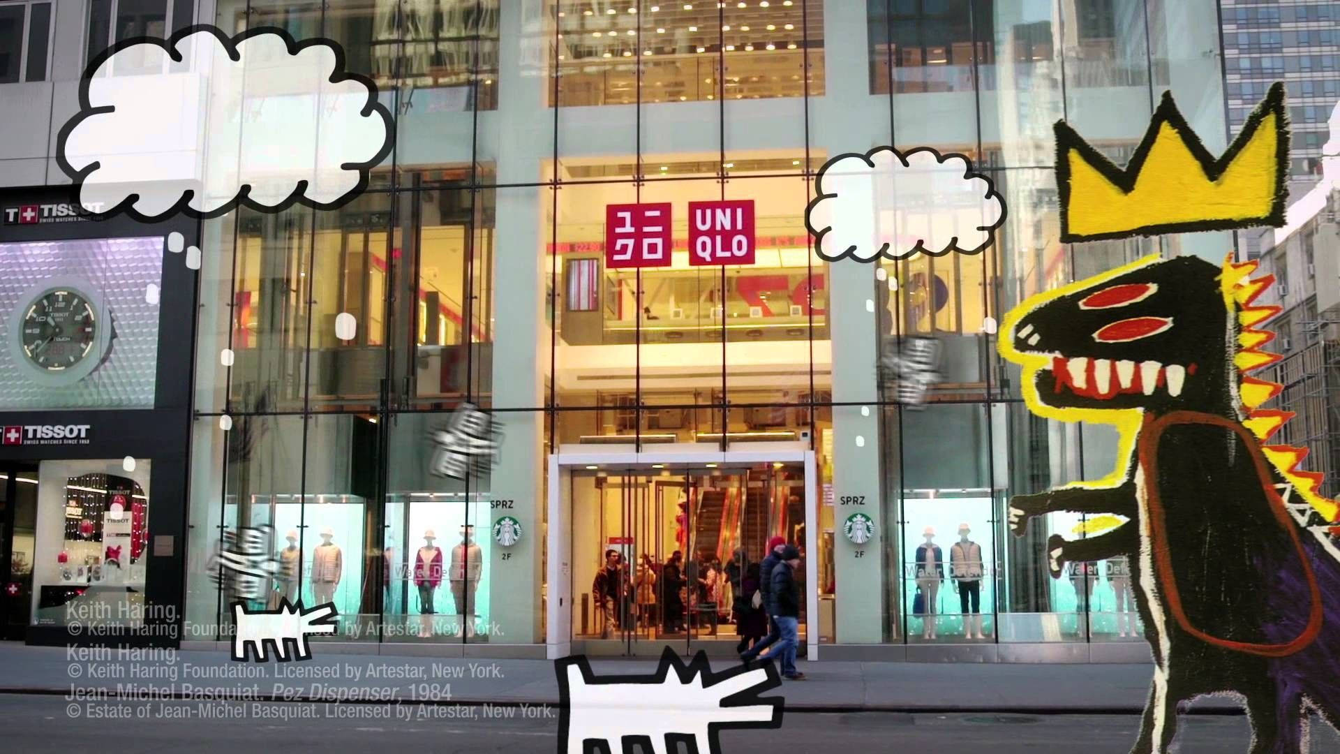 Uniqlo 桌布 壁紙 — 充滿活力的 Keith Haring 和 Jean-Michel Basquiat 街頭藝術覆蓋了紐約市繁華購物區的一家現代玻璃幕牆 UNIQLO 商店。