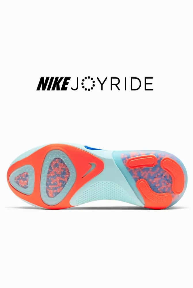 Nike 桌布 壁紙 — 充滿活力的 Nike Joyride 鞋底，帶有橙色和藍綠色點綴，以及可見的緩衝珠，背景為純白色。