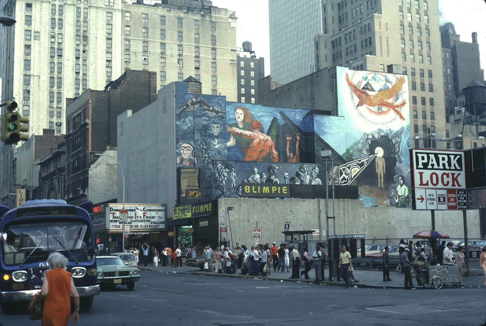 1970s 桌布 壁紙 — 充滿活力的1970年代紐約街景，巨大的壁畫覆蓋建築物，熙熙攘攘的行人，以及明亮日光下的復古汽車。