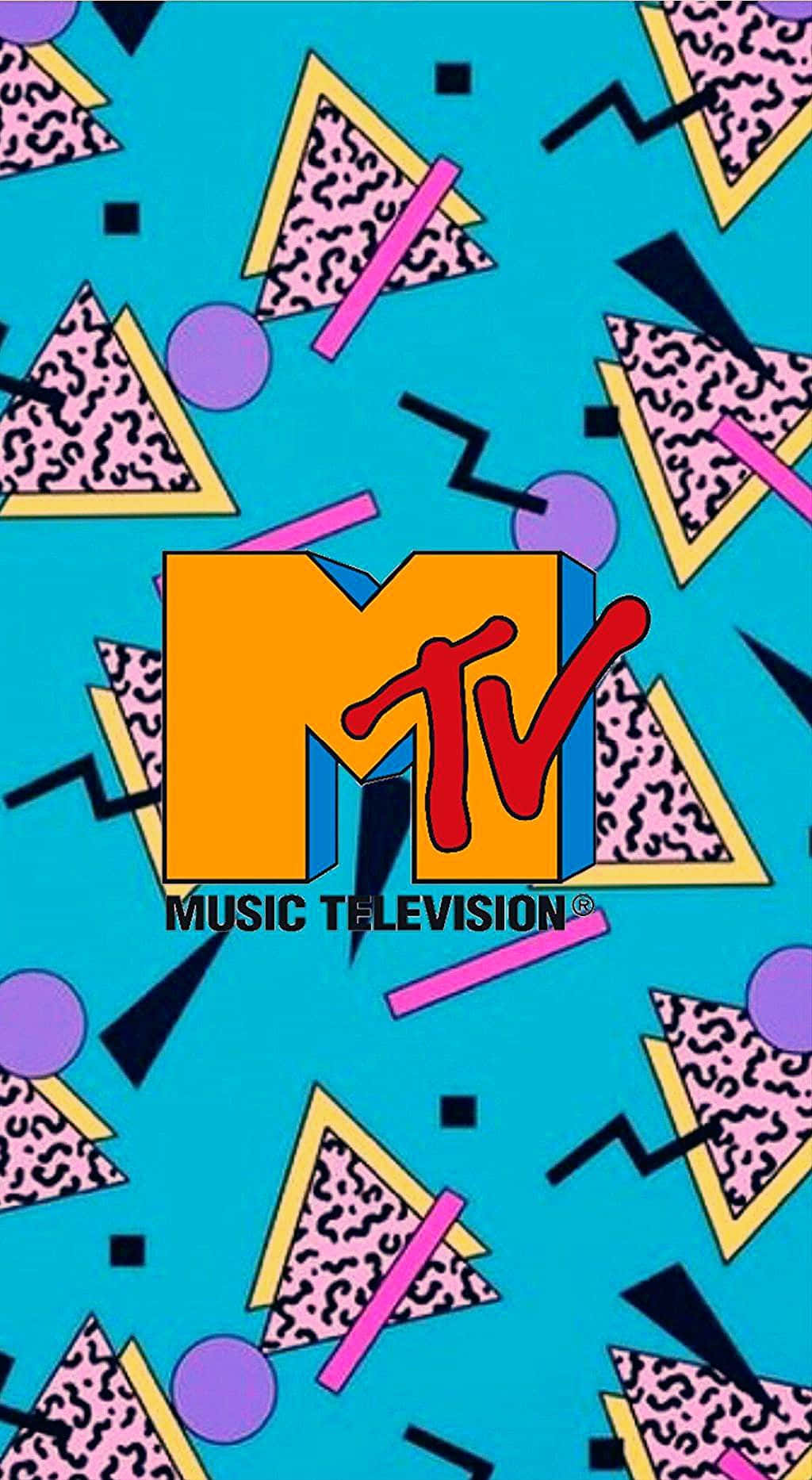 80s iPhone 桌布 壁紙 — 充滿活力的1980年代MTV標誌，居中於藍綠色背景上，帶有粉紅色豹紋三角形和霓虹幾何形狀。
