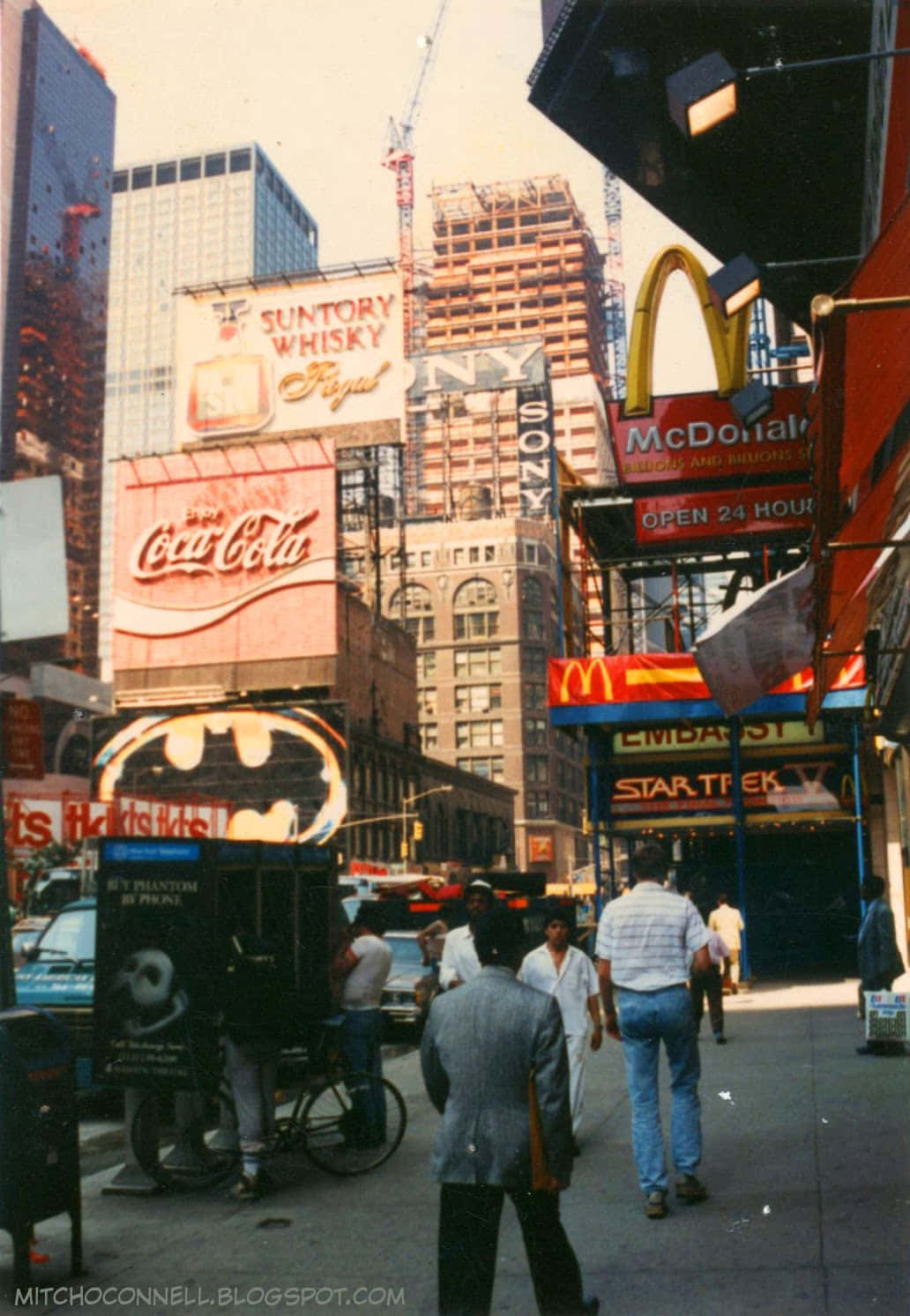 1980s 桌布 壁紙 — 充滿活力的1980年代紐約市街景，有行人、高聳的廣告看板，以及明亮日光下標誌性的麥當勞和可口可樂招牌。