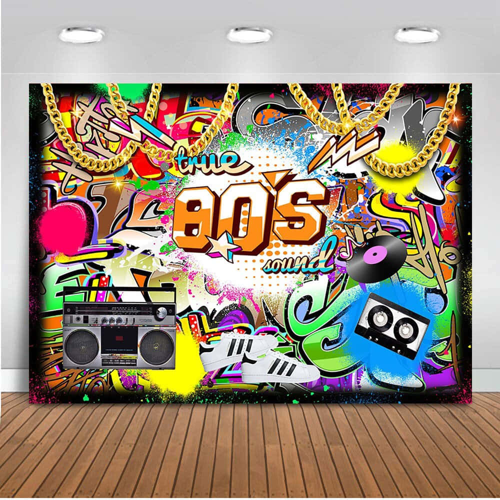 90s Theme 桌布 壁紙 — 充滿活力的80年代塗鴉壁畫，以手提式卡式錄音機、卡式錄音帶運動鞋和金鏈為特色，背景色彩繽紛混亂。