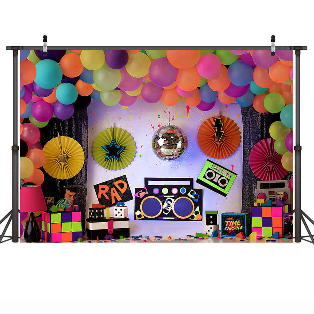 90s Theme 桌布 壁紙 — 充滿活力的80年代派對背景，配有彩虹氣球、迪斯科球、手提音箱和紫色燈光下的復古裝飾。