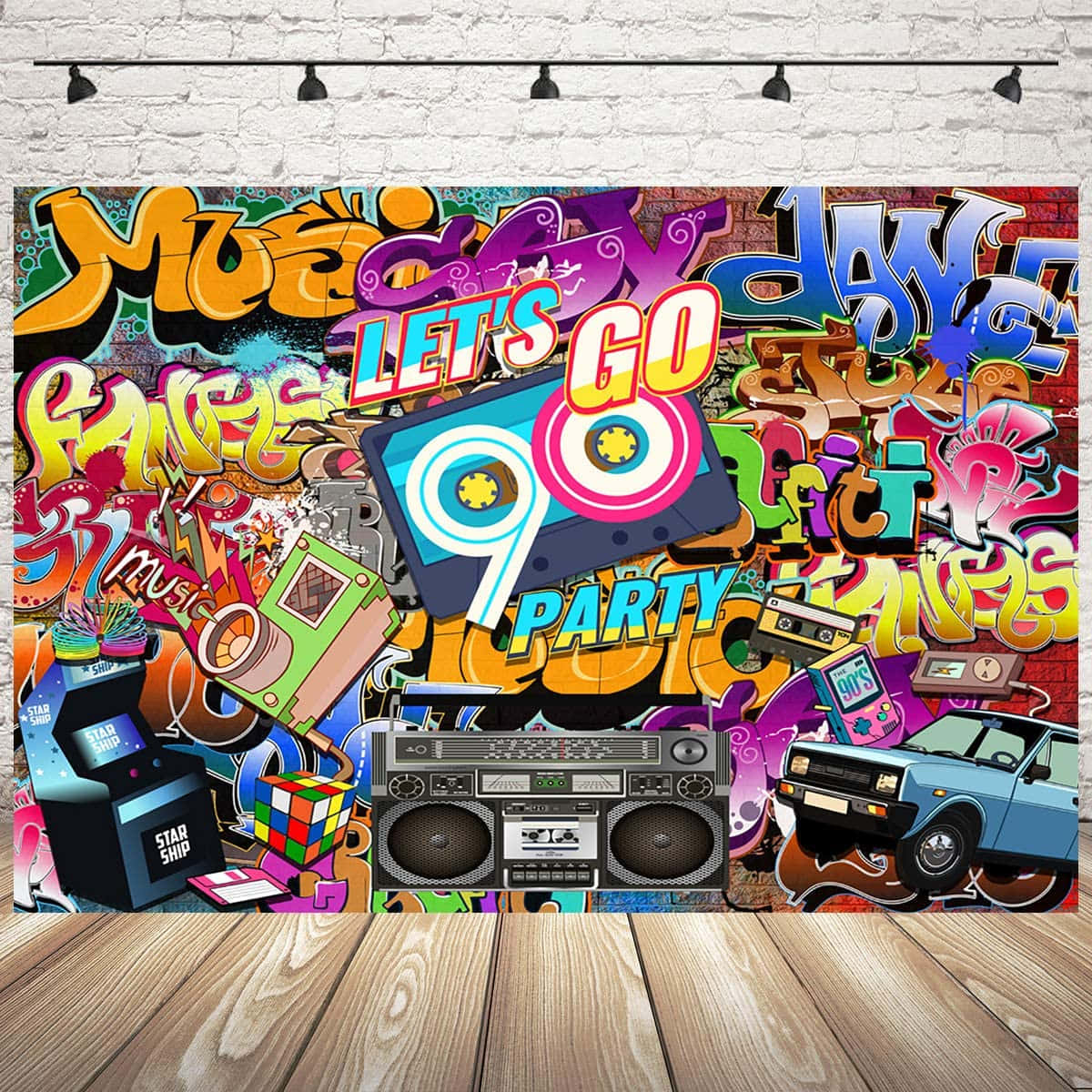 90s Theme 桌布 壁紙 — 充滿活力的90年代復古塗鴉牆，配有卡式錄音帶、手提音響、街機遊戲和汽車，背景為白色磚牆和木地板。