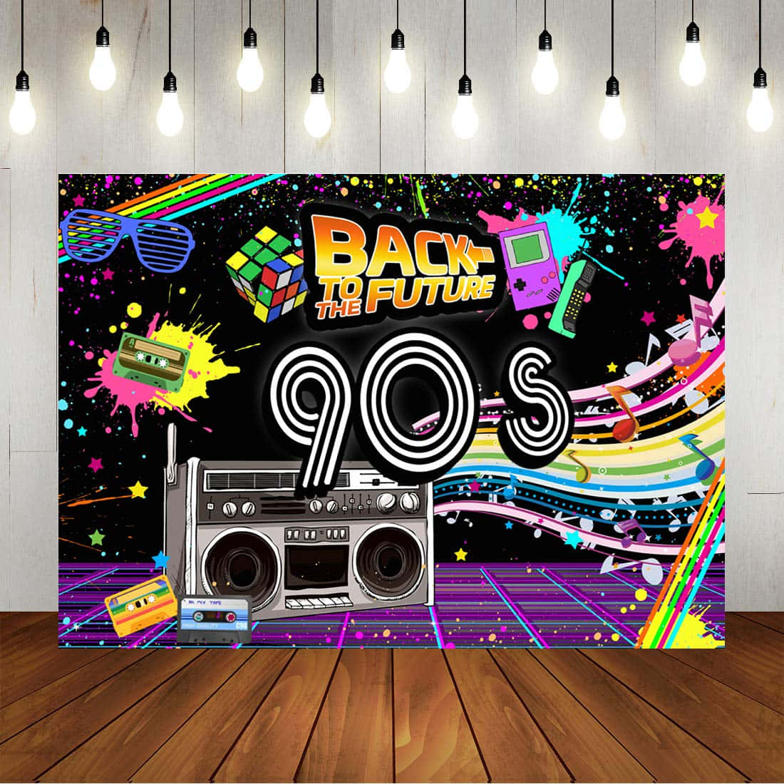 90s Theme 桌布 壁紙 — 充滿活力的90年代復古壁紙，以黑色背景襯托著手提卡式錄音機、魔術方塊和霓虹噴濺圖案。
