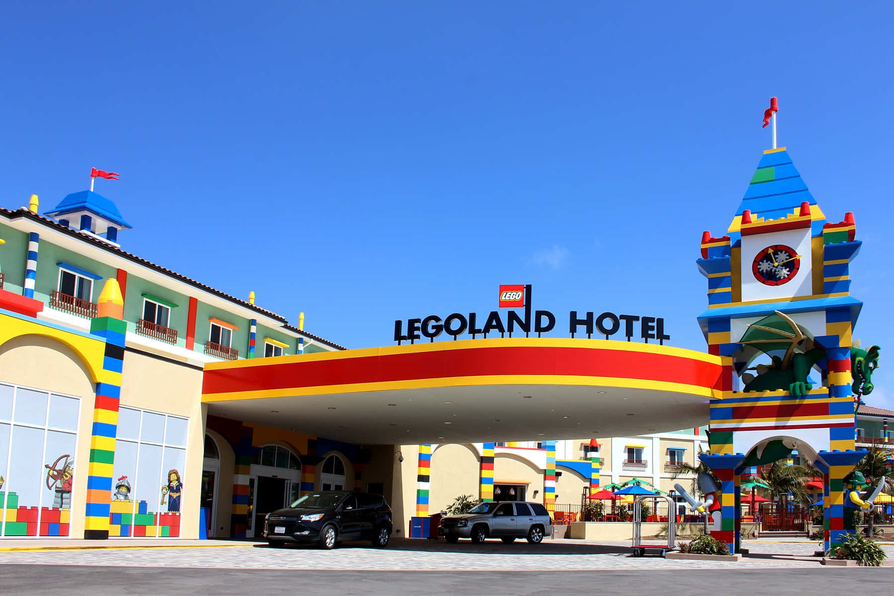 Legoland 桌布 壁紙 — 充滿活力的LEGO主題飯店入口，色彩繽紛的積木建築在晴朗藍天下。