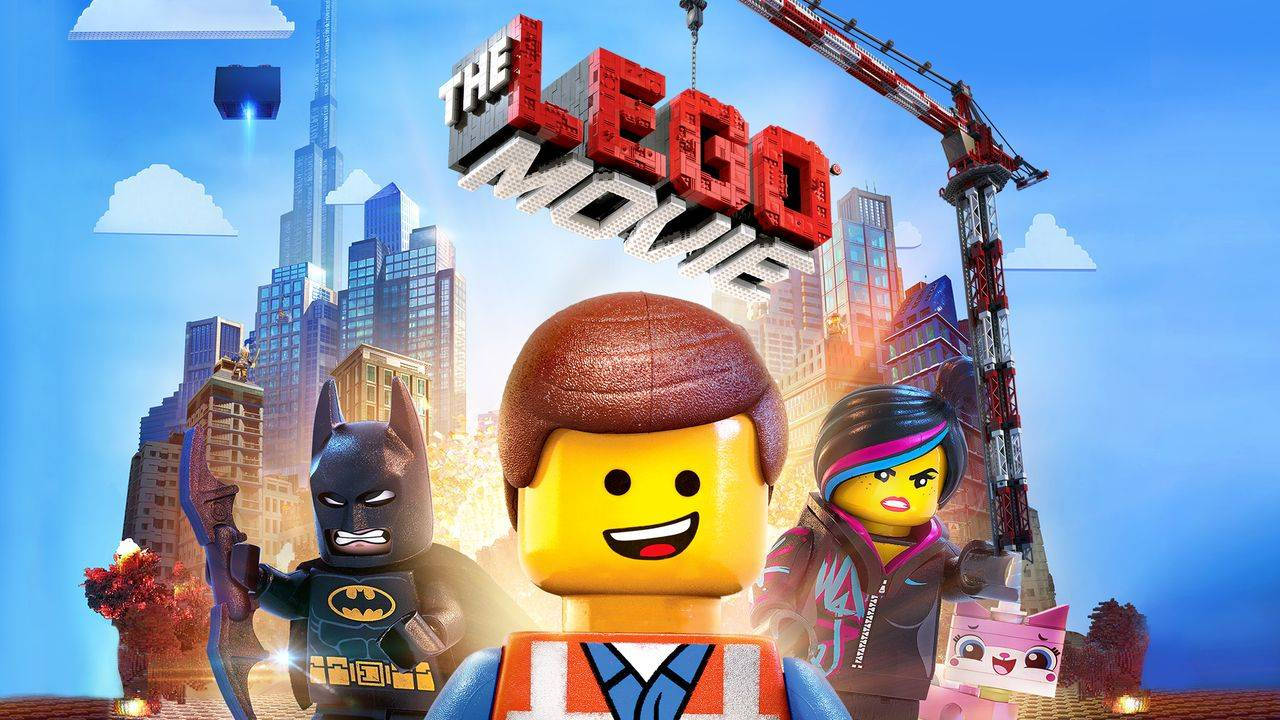 樂高 桌布 壁紙 — 充滿活力的LEGO電影海報， featuring Emmet、Batman 和 Wyldstyle，背景是繁忙的城市景觀，有起重機和摩天大樓。
